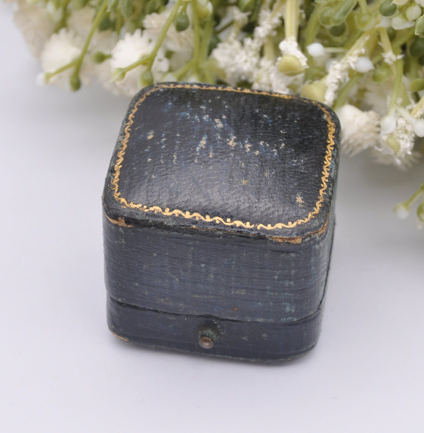 Antique Leather Ring Box - Jay's 366 Essex Road London Jewellers | Silk and Velvet Lined