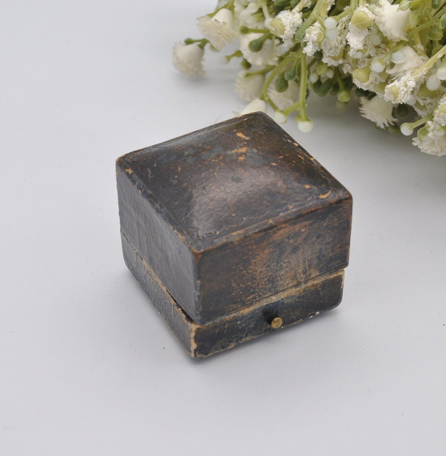 True Vintage Ring Box - Crouch Jewellers of High Arcade Cardiff | Silk and Velvet Lined