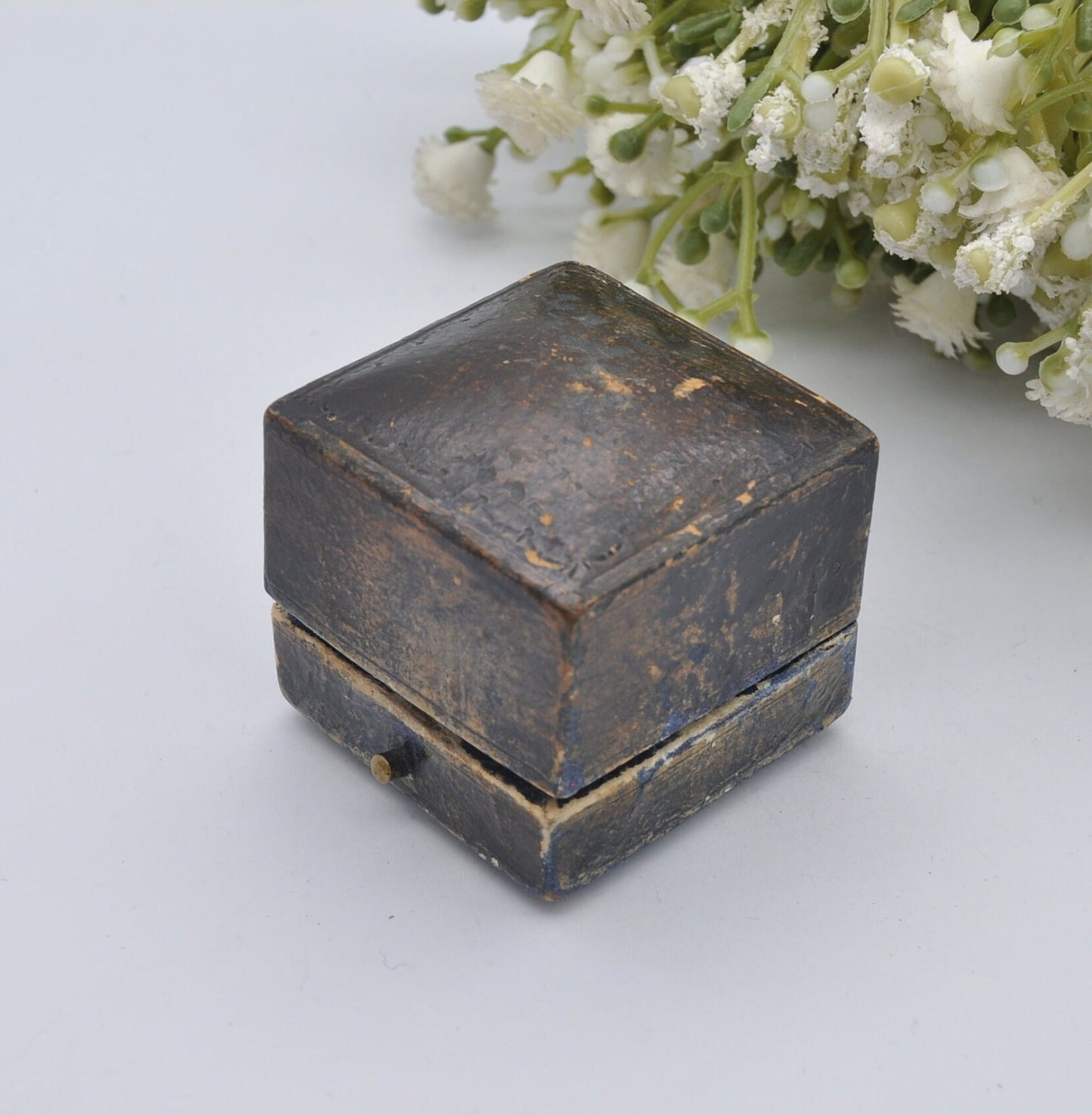 True Vintage Ring Box - Crouch Jewellers of High Arcade Cardiff | Silk and Velvet Lined