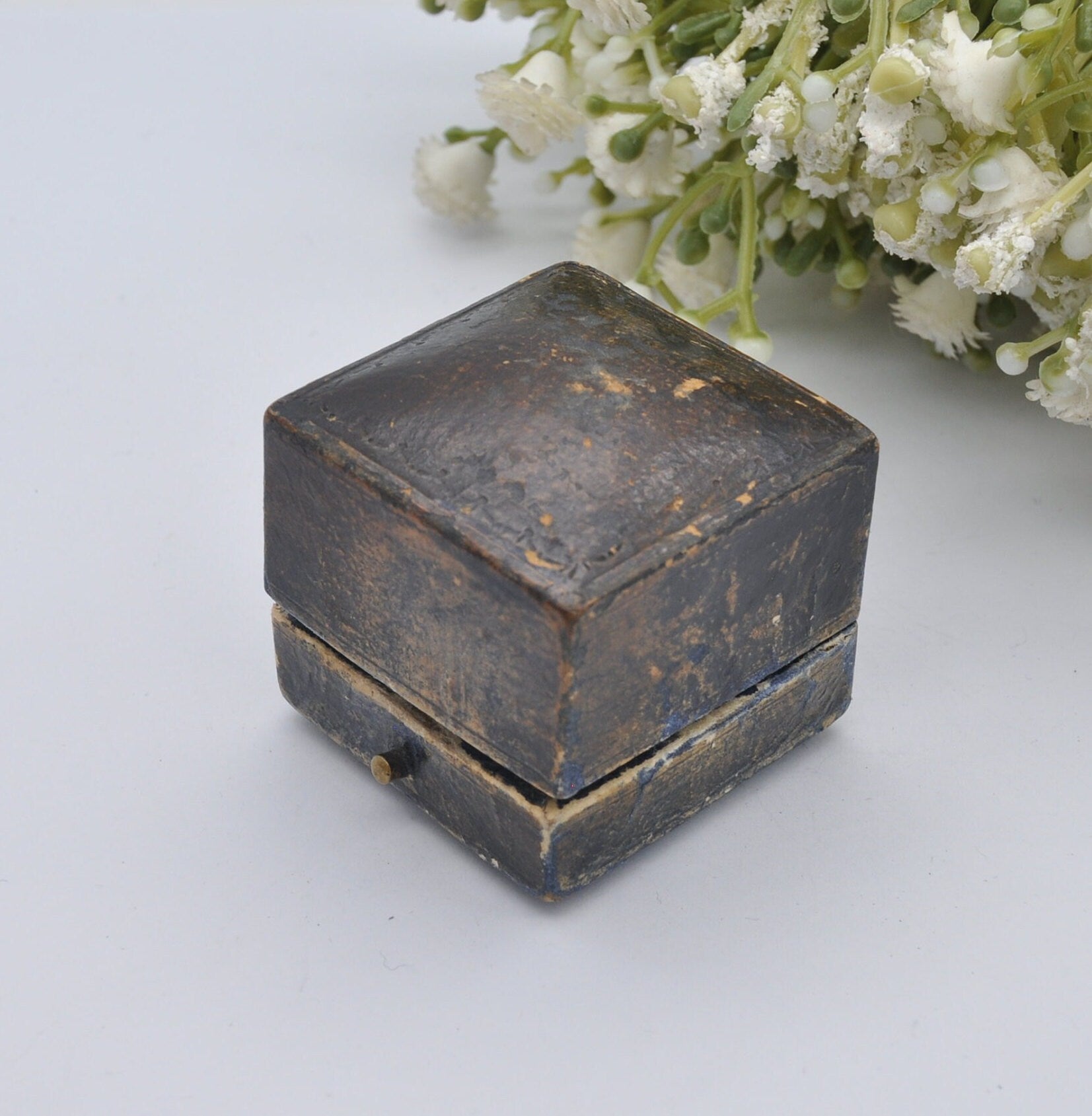 True Vintage Ring Box - Crouch Jewellers of High Arcade Cardiff | Silk and Velvet Lined