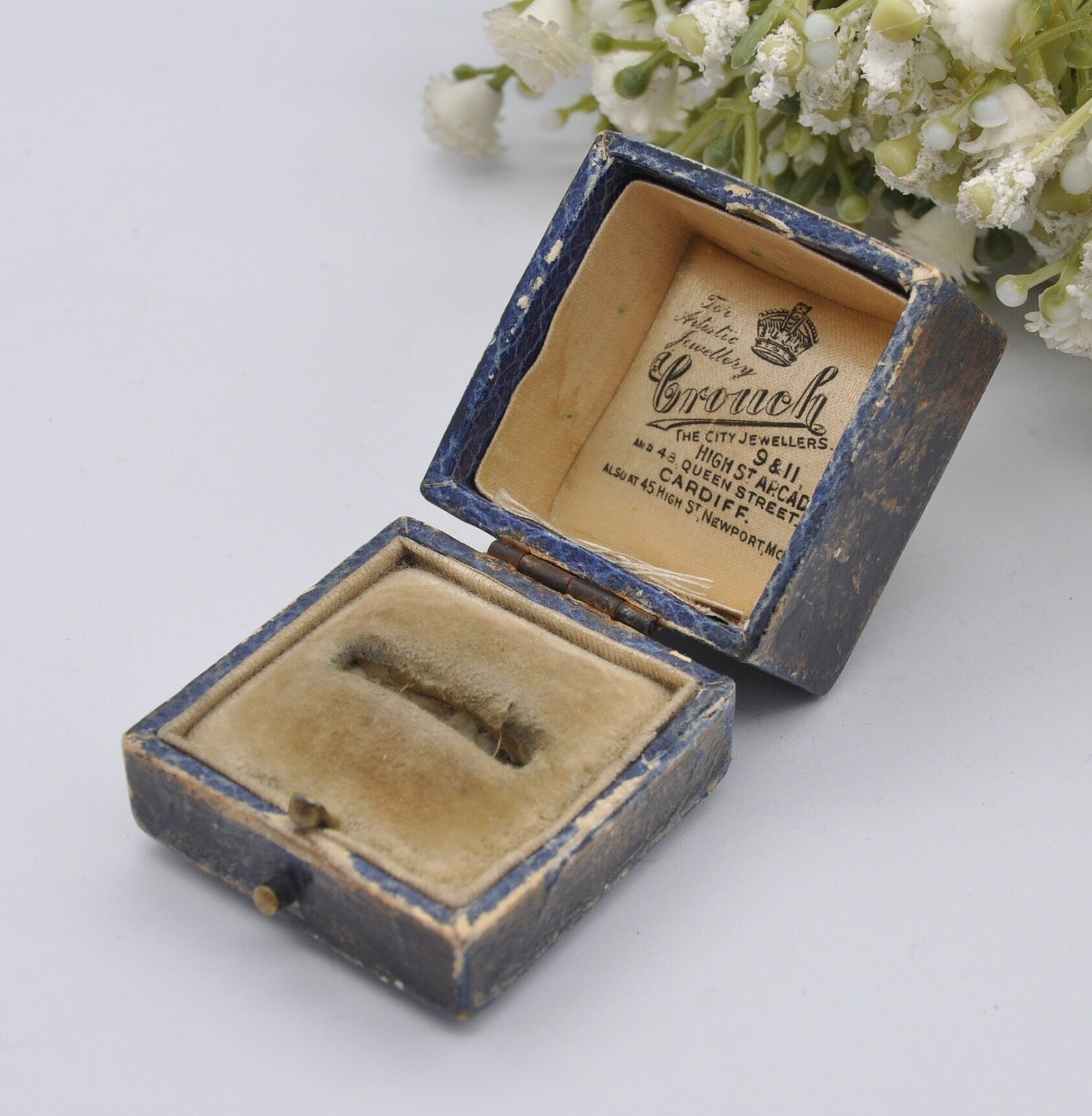 True Vintage Ring Box - Crouch Jewellers of High Arcade Cardiff | Silk and Velvet Lined