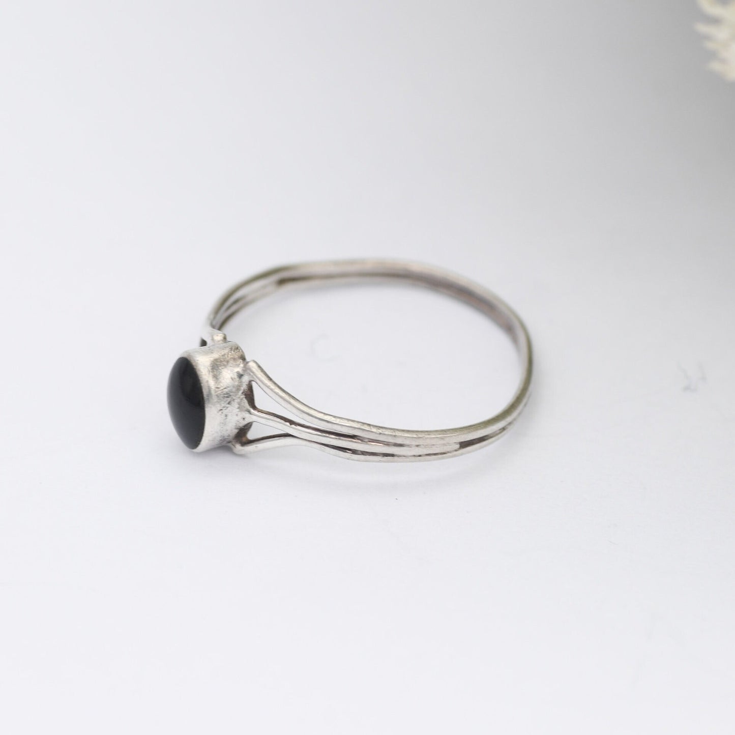 Vintage Sterling Silver Onyx Ring - Wirework Openwork Shoulders | UK Size - P 1/2 | US Size - 8