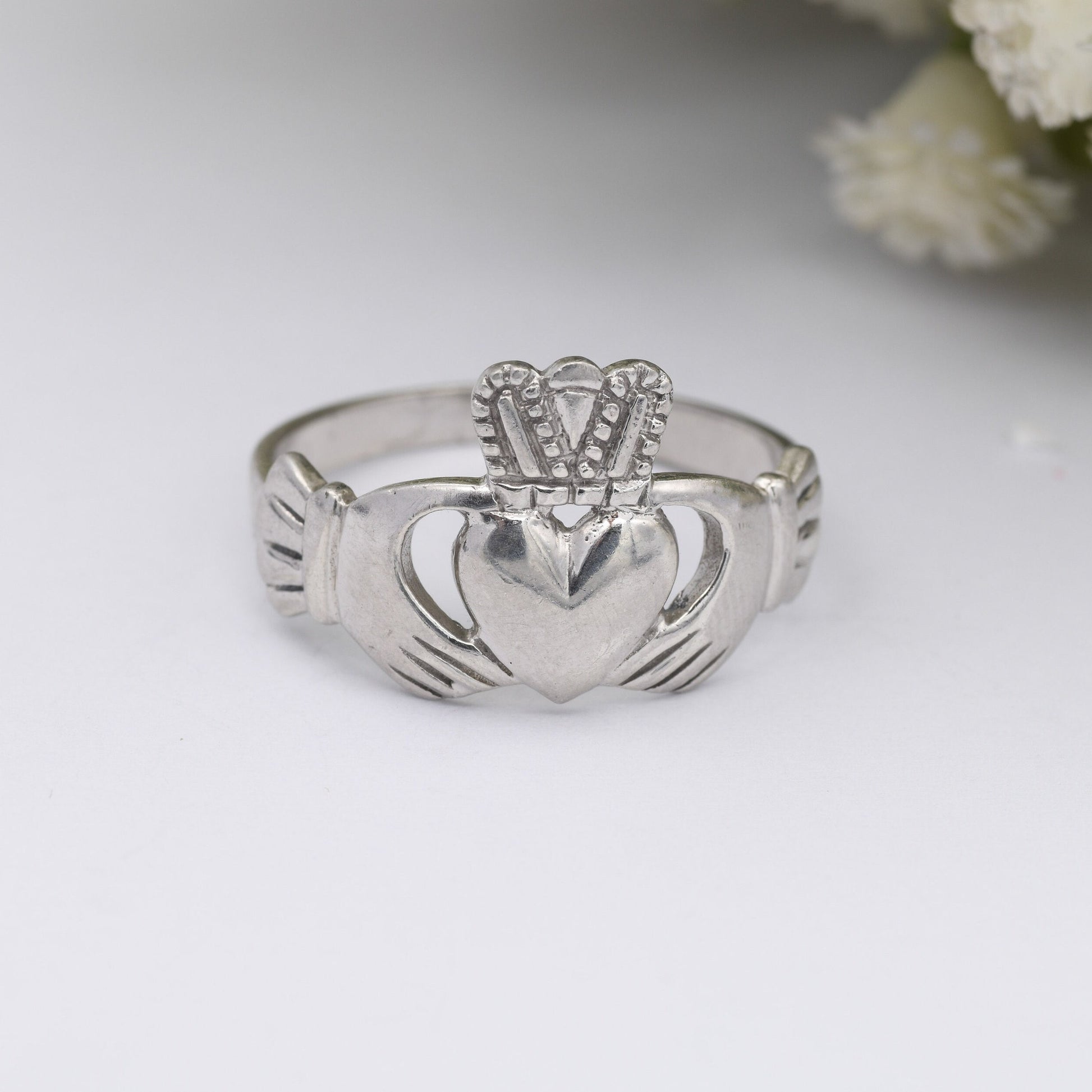 Vintage Sterling Silver Claddagh Ring - Hands Holding Heart Ring | UK Size - W | US - 11