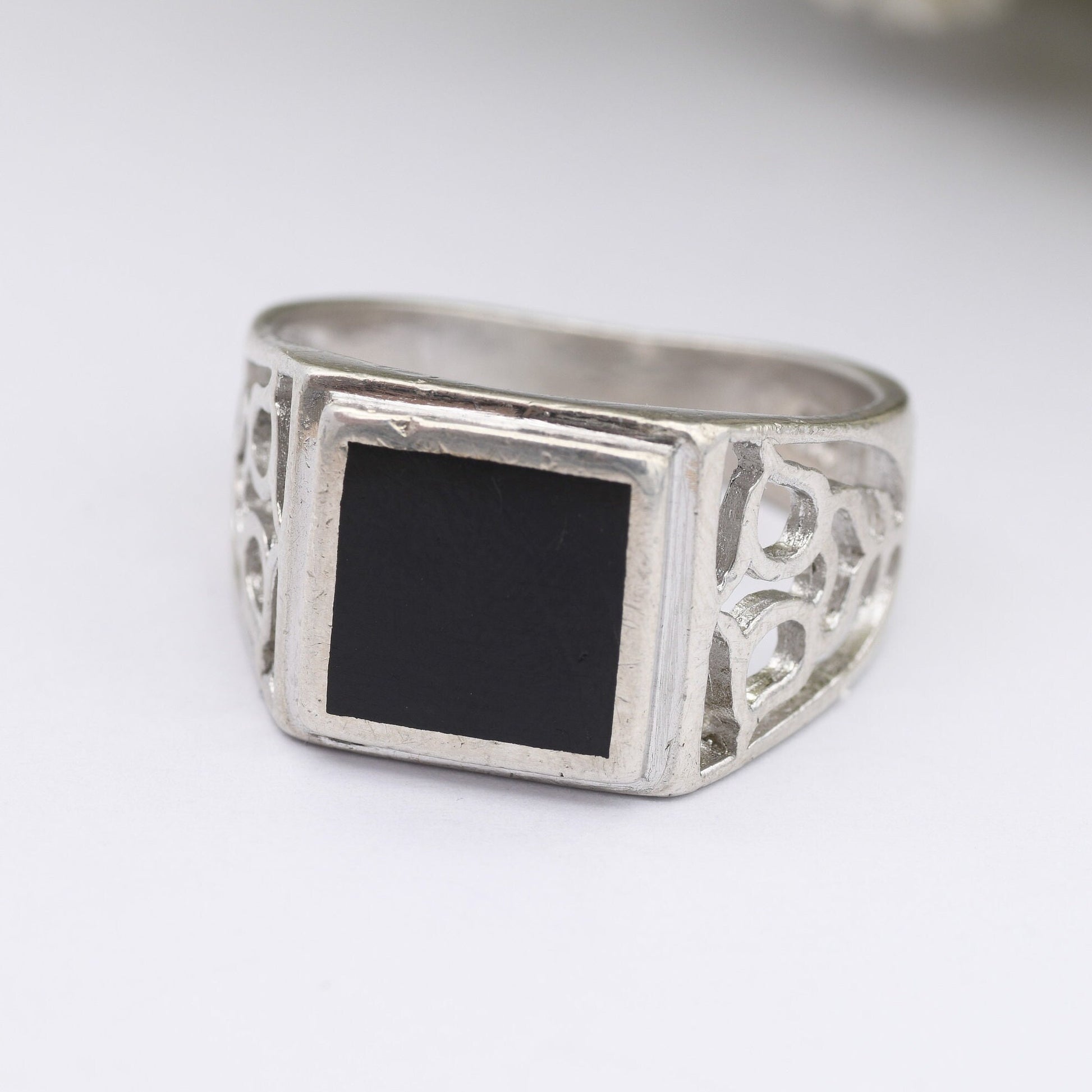 Vintage Sterling Silver Onyx Signet Ring - Chunky Large Unisex Jewellery | Openwork Celtic Shoulders | UK Size - S | US Size - 9