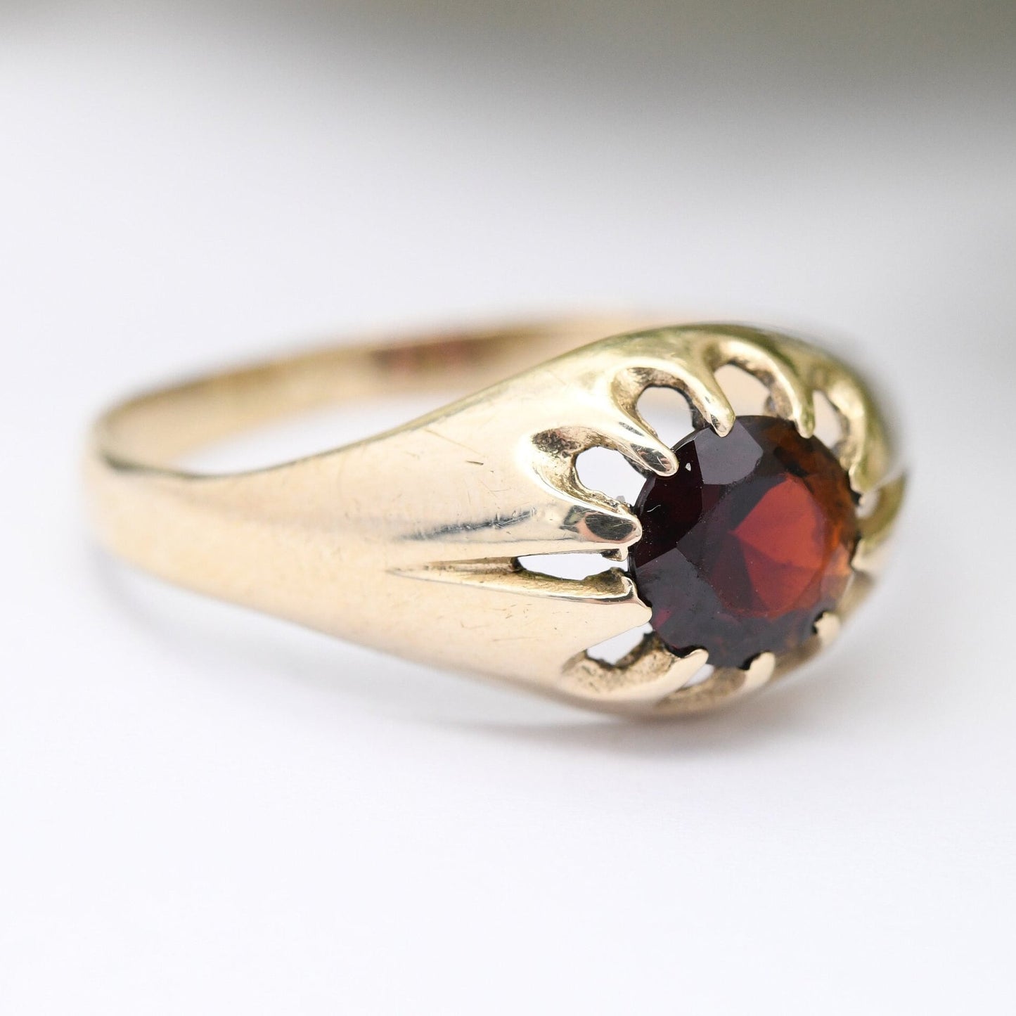 Vintage 9ct Gold Garnet Solitaire Ring - Statement Unisex Gold Jewellery | UK Size - Q 1/2 | US Size - 8 1/4