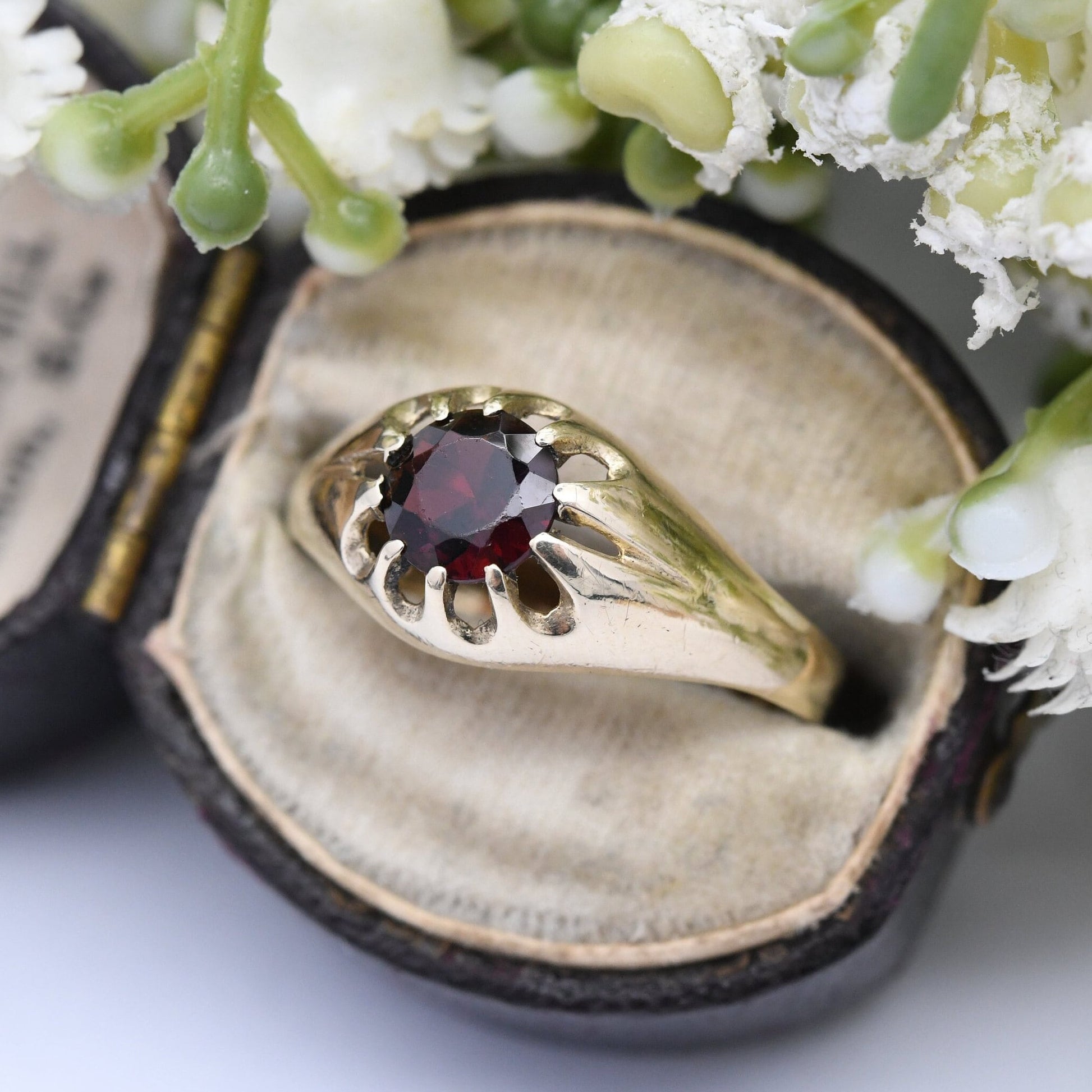 Vintage 9ct Gold Garnet Solitaire Ring - Statement Unisex Gold Jewellery | UK Size - Q 1/2 | US Size - 8 1/4