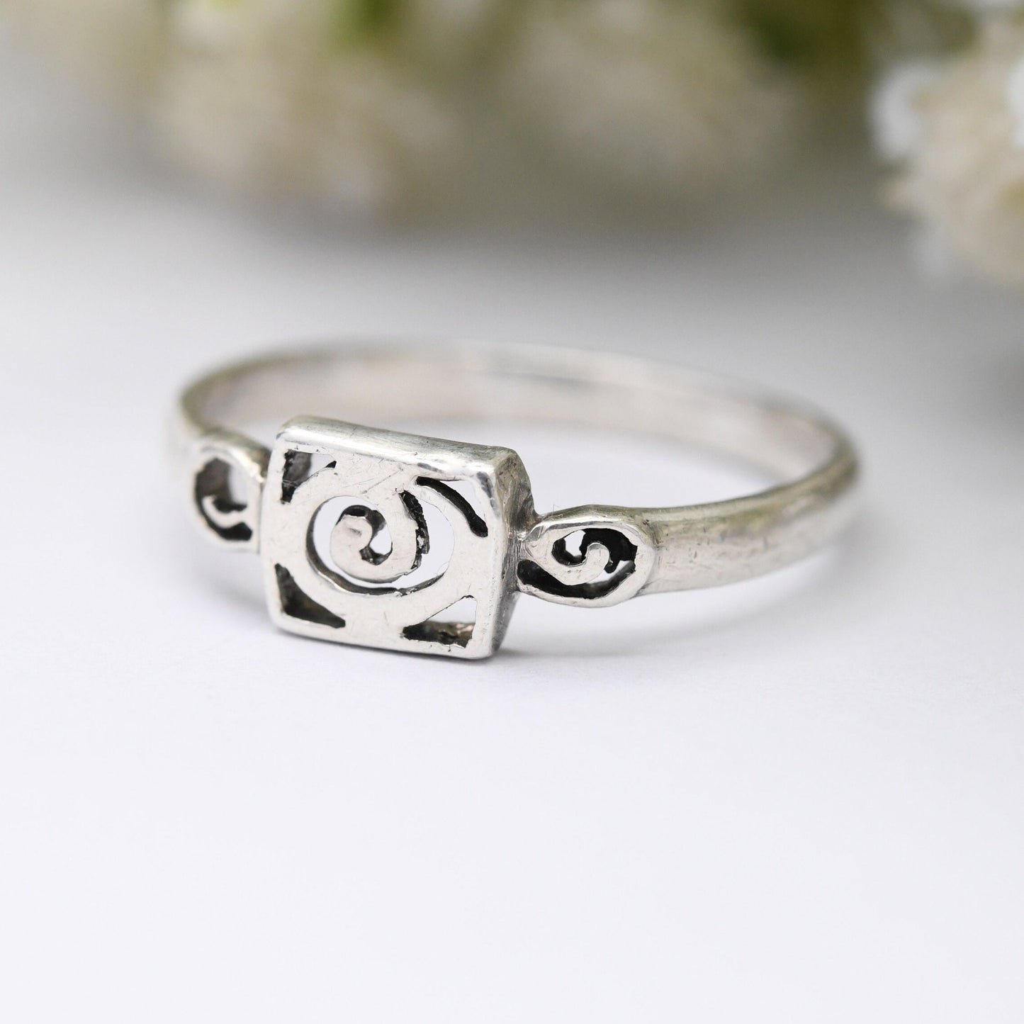 Vintage Sterling Silver Swirl Ring - Minimalist Everyday Silver Jewellery | UK Size - R 1/2 | US Size - 8 3/4