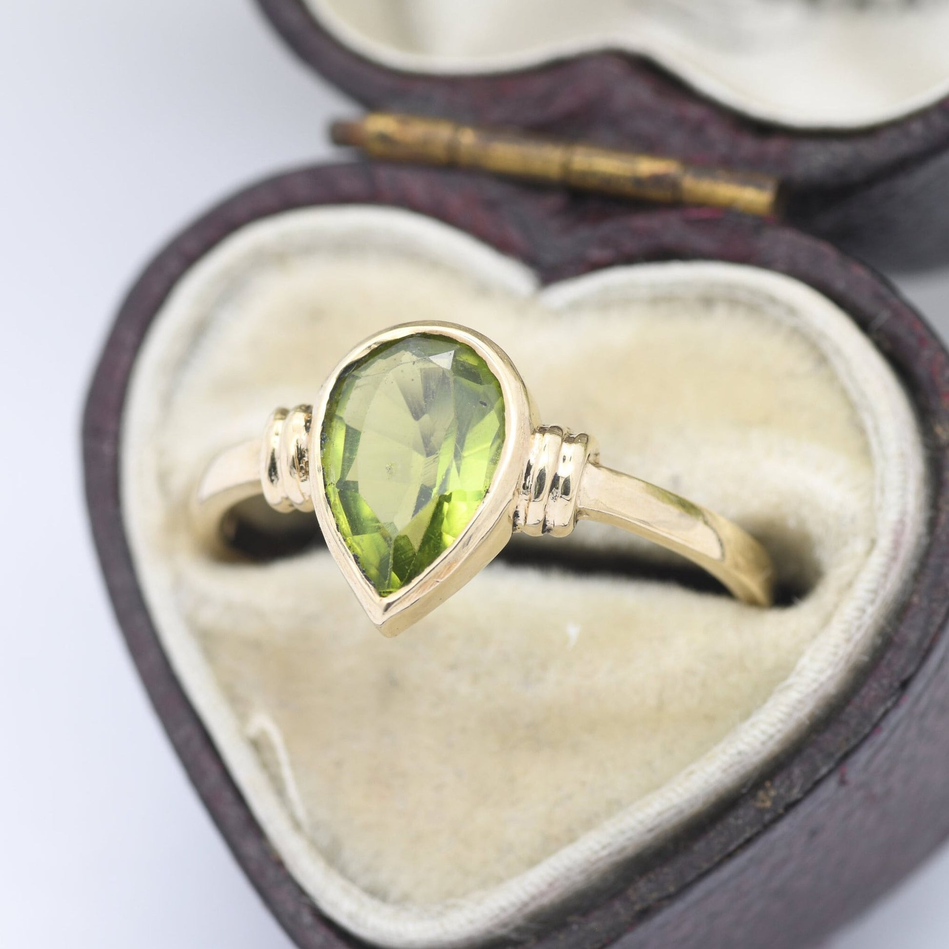 Vintage 9ct Gold Peridot Ring 1991 - Teardrop Stone Solitaire | Pretty Minimalist Ring | UK Size - M 1/2 | US Size - 6 1/2