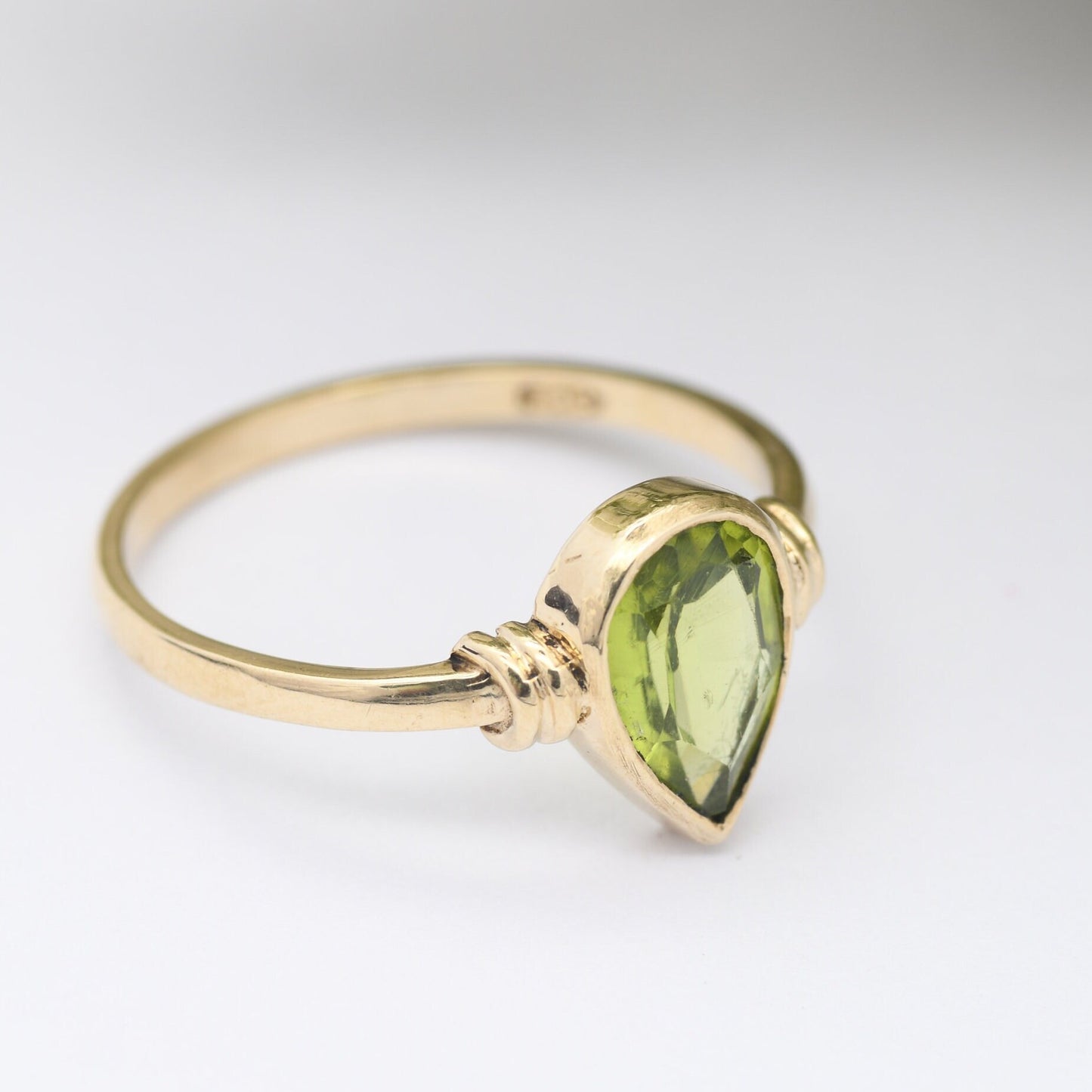 Vintage 9ct Gold Peridot Ring 1991 - Teardrop Stone Solitaire | Pretty Minimalist Ring | UK Size - M 1/2 | US Size - 6 1/2