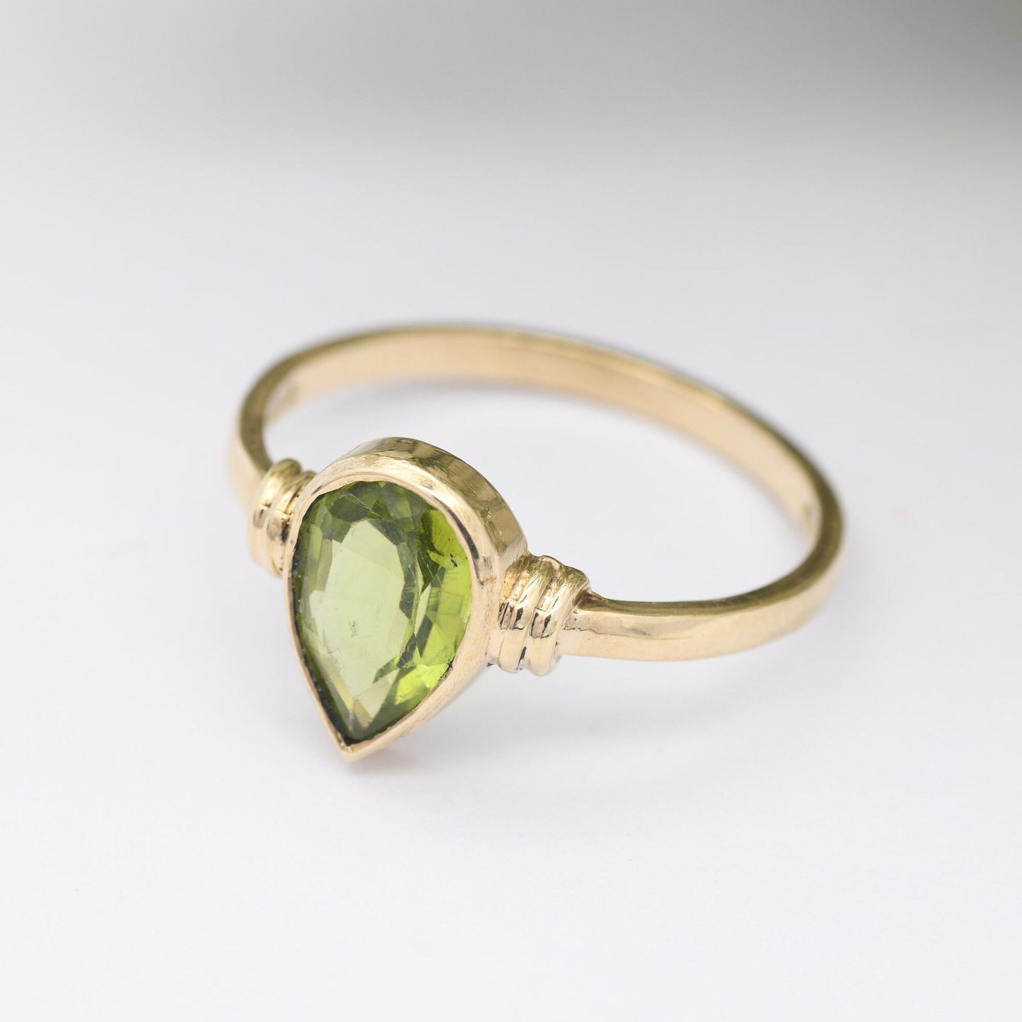 Vintage 9ct Gold Peridot Ring 1991 - Teardrop Stone Solitaire | Pretty Minimalist Ring | UK Size - M 1/2 | US Size - 6 1/2