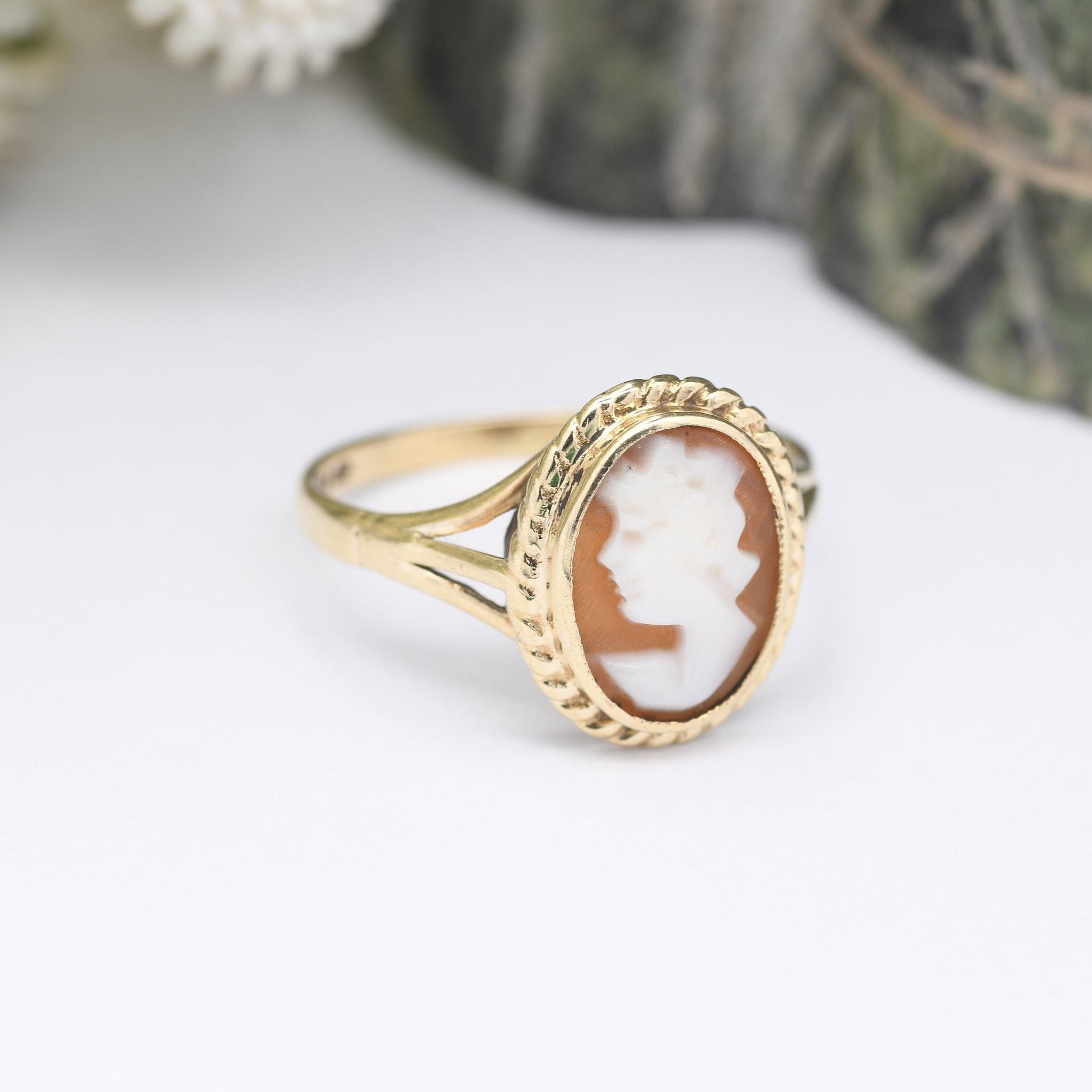 Vintage 9ct Gold Cameo Ring 1985 - Oval Shape Shell Portrait Face Profile | Mid-Century Statement Ring | UK Size - K 1/2 | US Size - 5 1/2