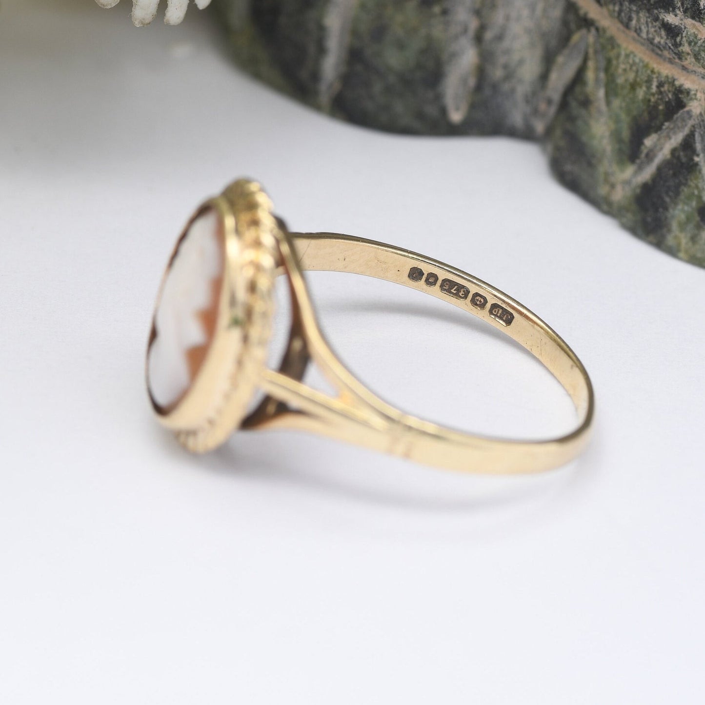 Vintage 9ct Gold Cameo Ring 1985 - Oval Shape Shell Portrait Face Profile | Mid-Century Statement Ring | UK Size - K 1/2 | US Size - 5 1/2