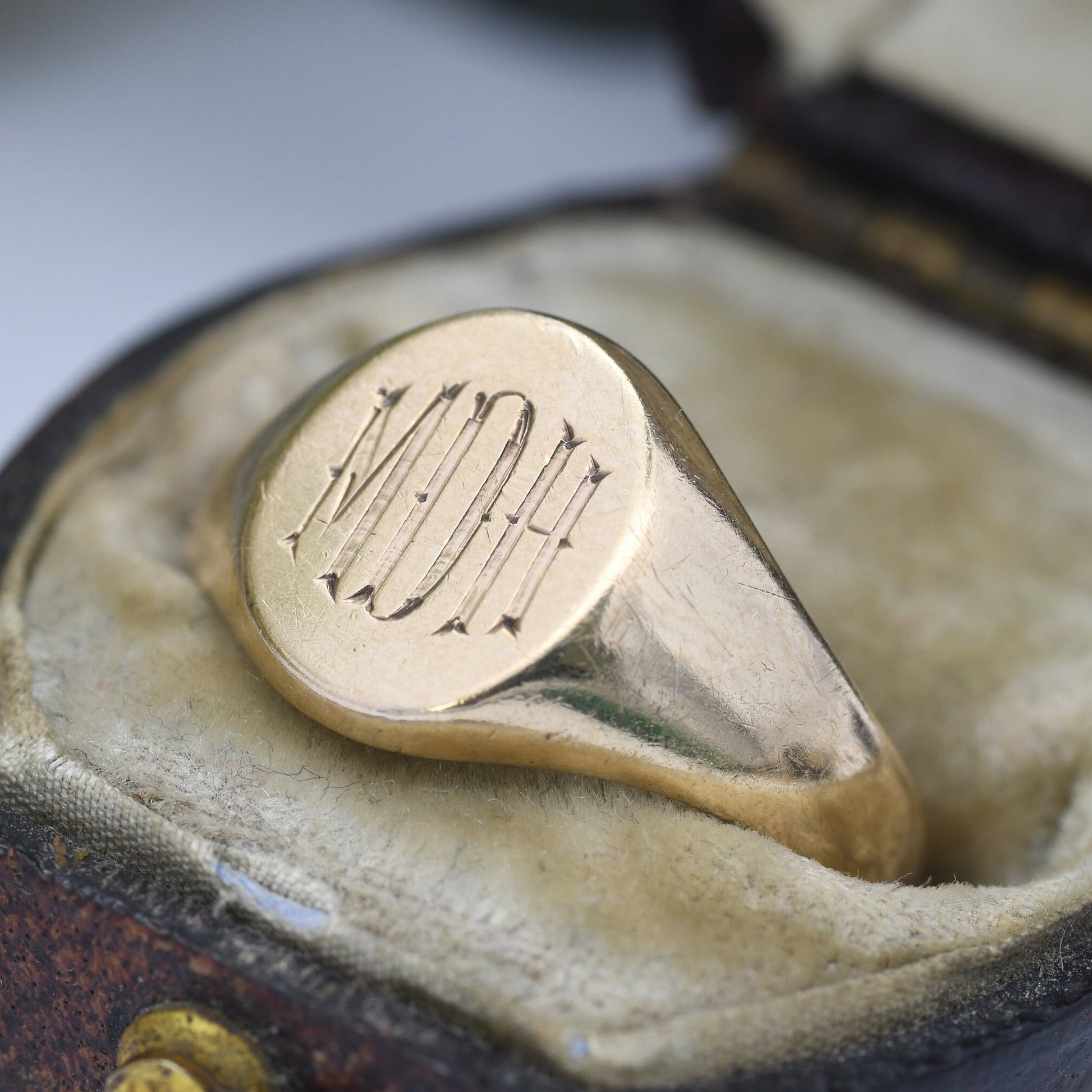 Vintage 9ct Gold Signet Ring - Mid-Century Initial Ring Engraved MDH | Men's Pinkie Ring | UK Size - K 1/2 | US Size - 5 1/2