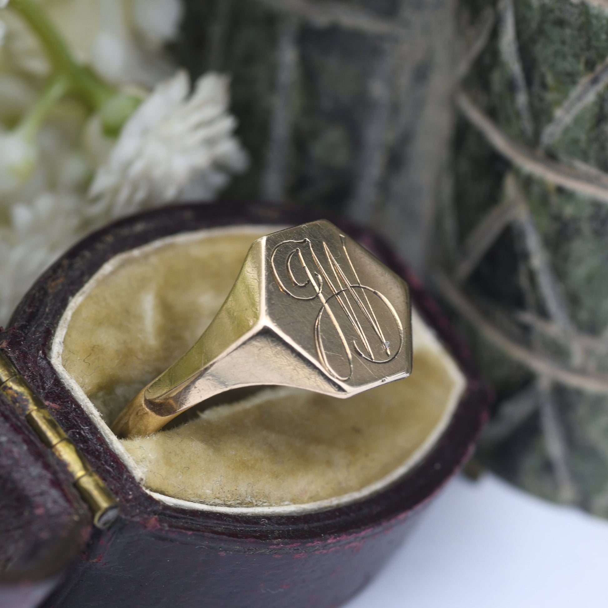 Vintage 9ct Gold Signet Ring 1945 - Mid-Century Engraved Initial Ring JW | Gold Pinkie Ring | UK Size - M 1/2 | US Size - 6 1/2