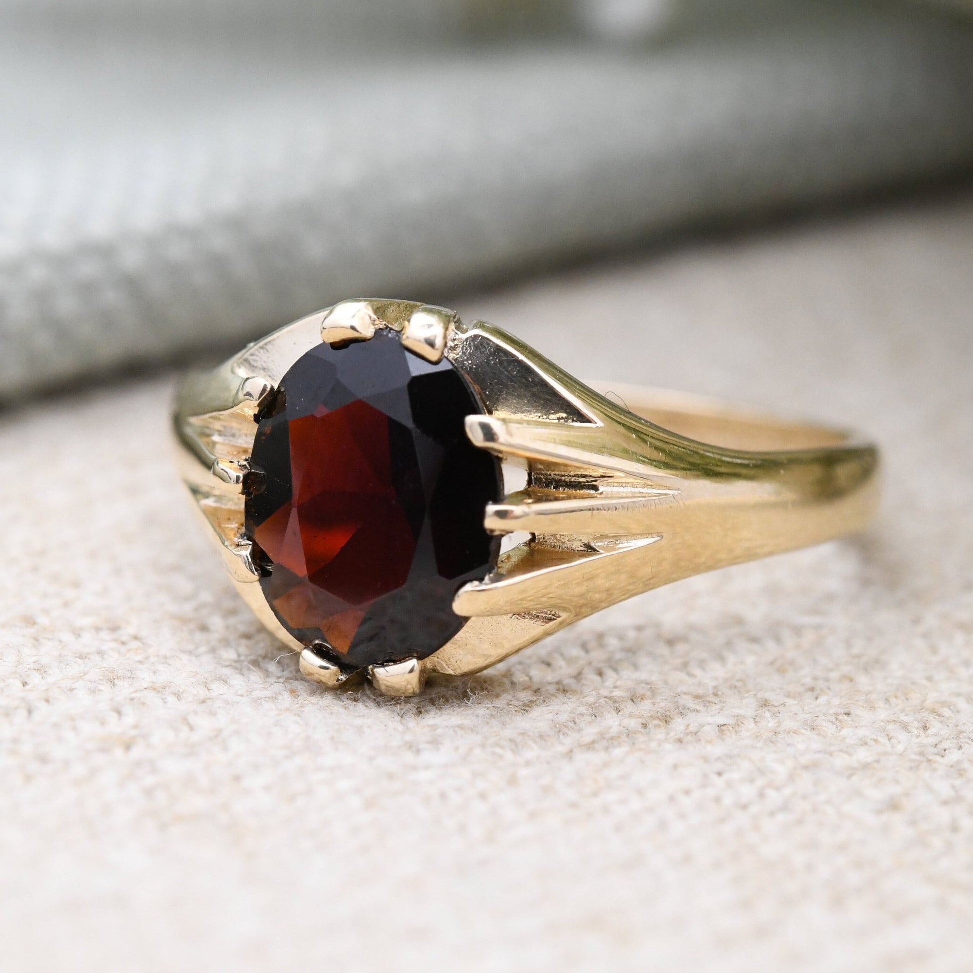 Vintage 9ct Gold Garnet Signet Ring - Statement Large Unisex Gold Jewellery | UK Size - T 1/2 | US Size - 9 3/4