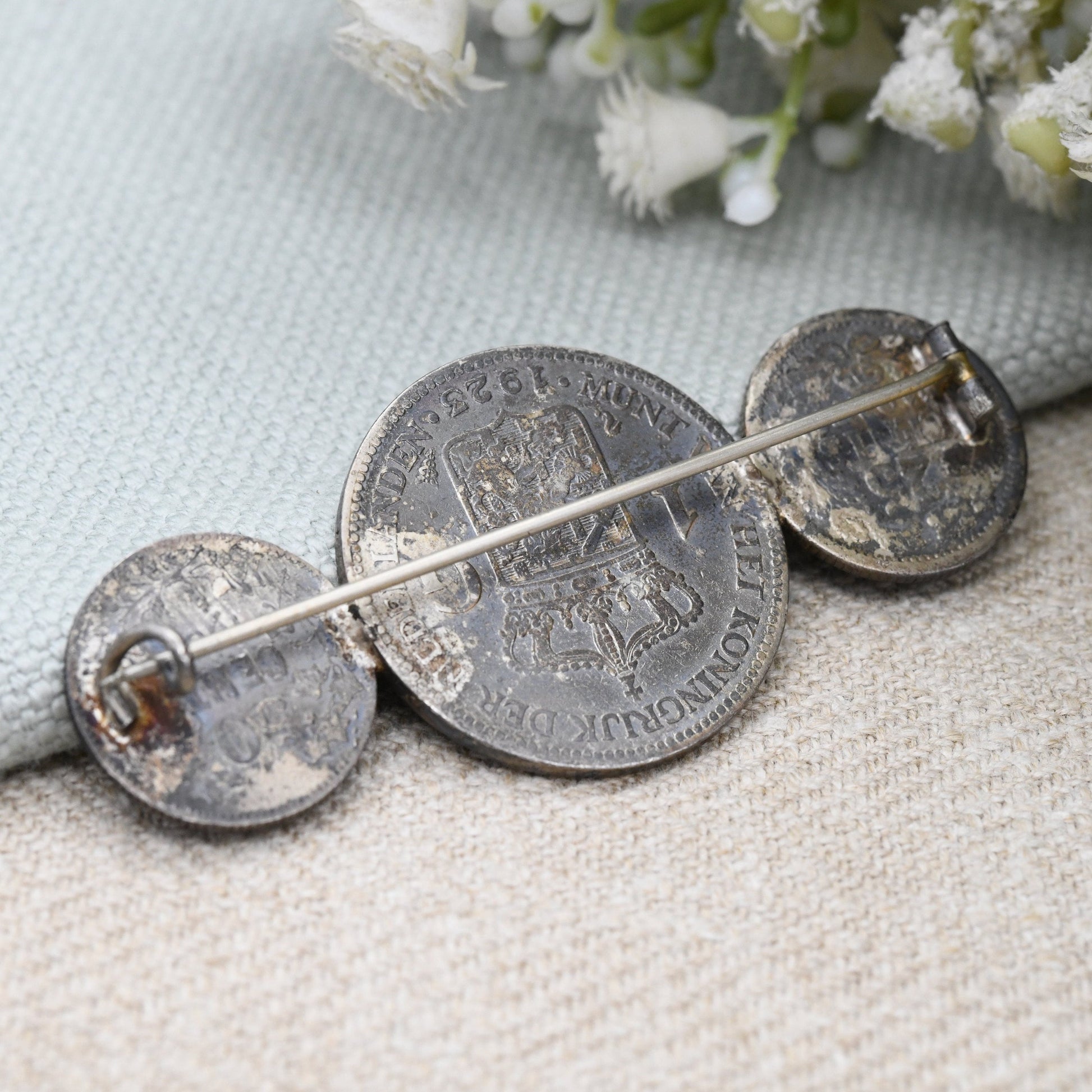 Antique Silver Coin Brooch Three Graduating Size - 1923 Wilhelmina Koningin 1 Gulden 1919 25 Cents 1909 Leopold II 25 Cents Belgium