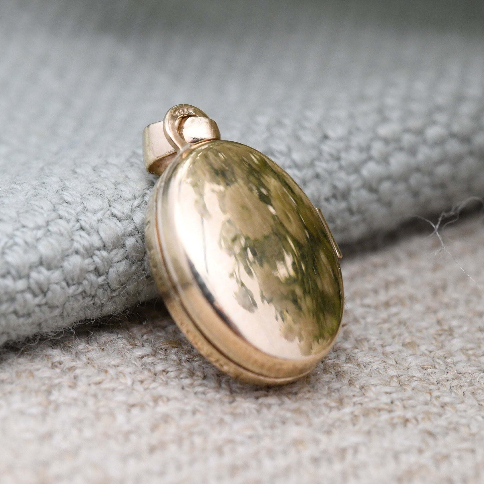 Vintage 9ct Gold Locket Pendant with Scrolling Feather and Leaf Design - Miniature Locket Charm Pendant