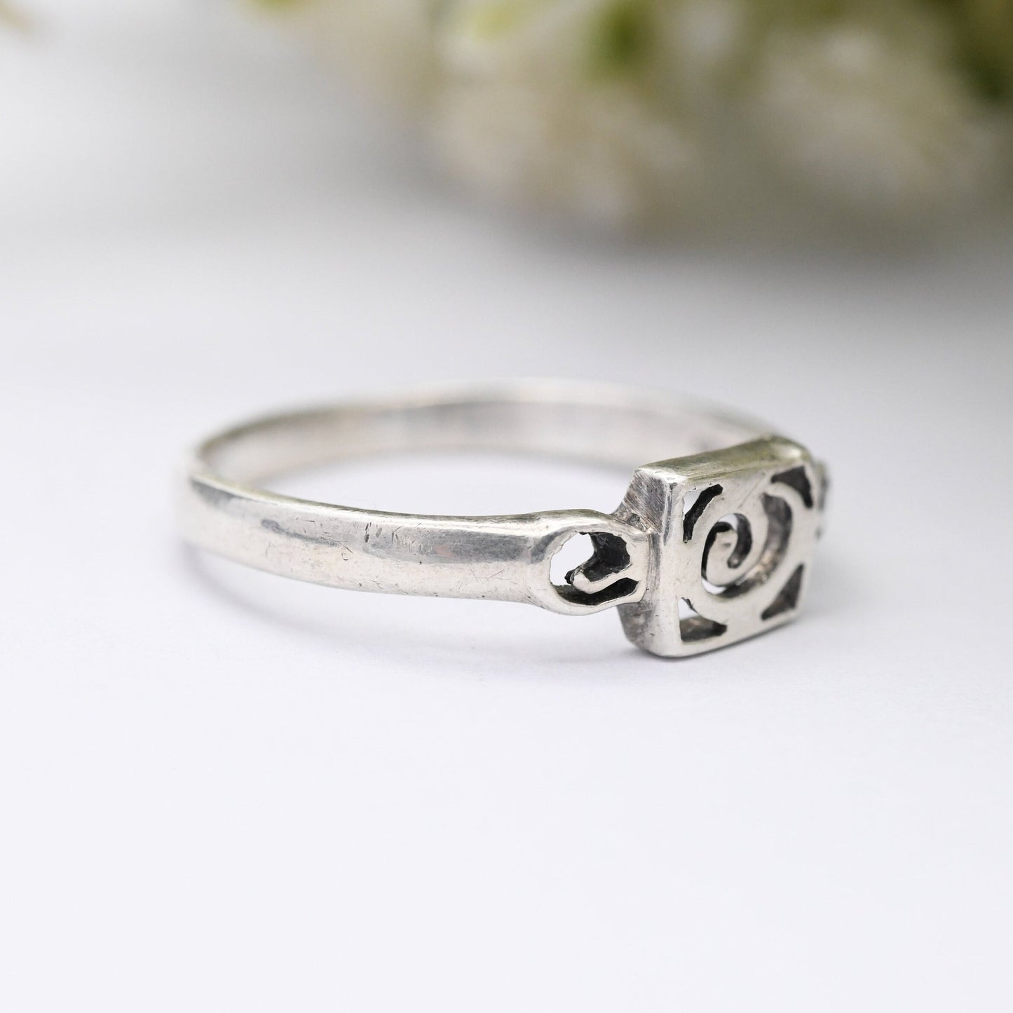 Vintage Sterling Silver Swirl Ring - Minimalist Everyday Silver Jewellery | UK Size - R 1/2 | US Size - 8 3/4