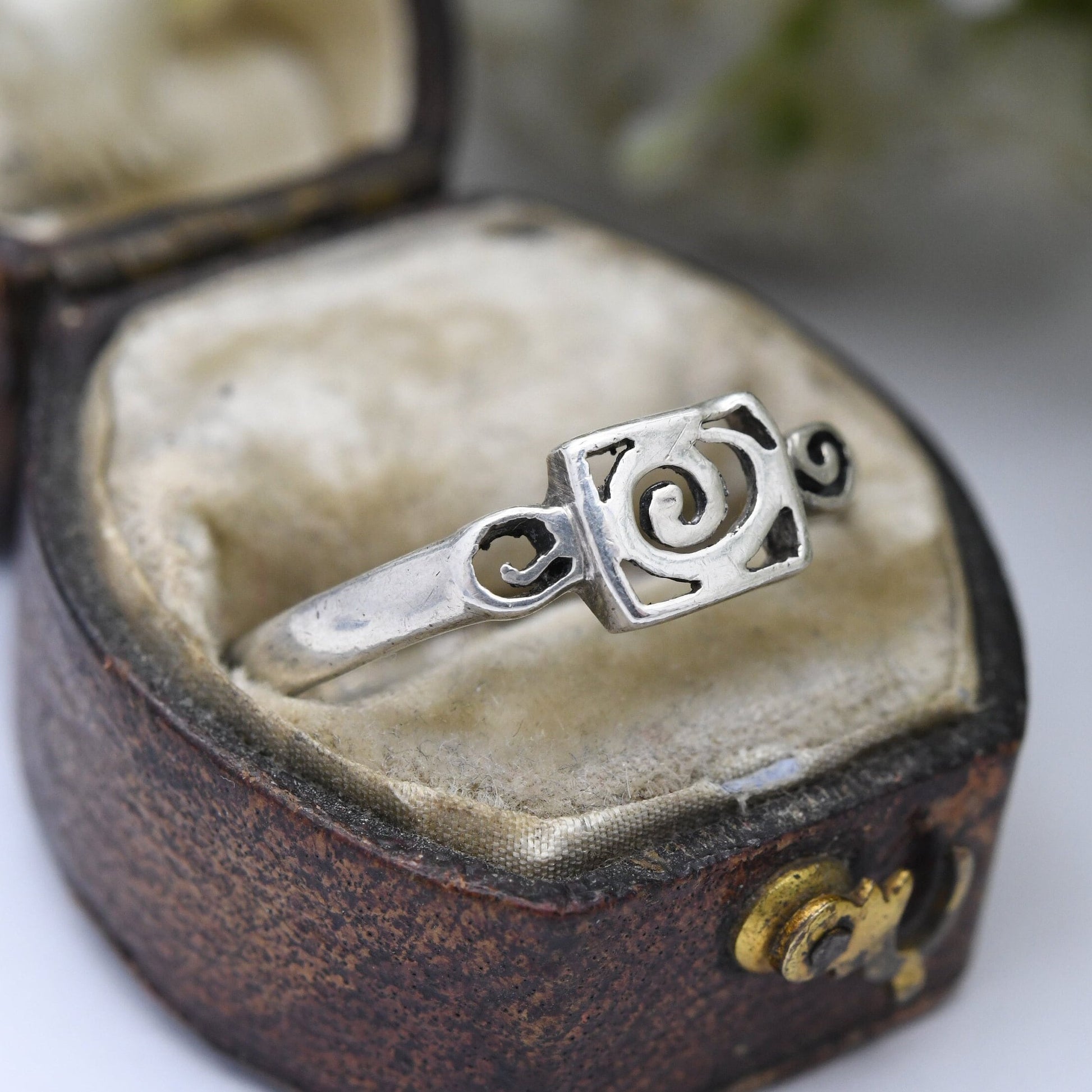 Vintage Sterling Silver Swirl Ring - Minimalist Everyday Silver Jewellery | UK Size - R 1/2 | US Size - 8 3/4