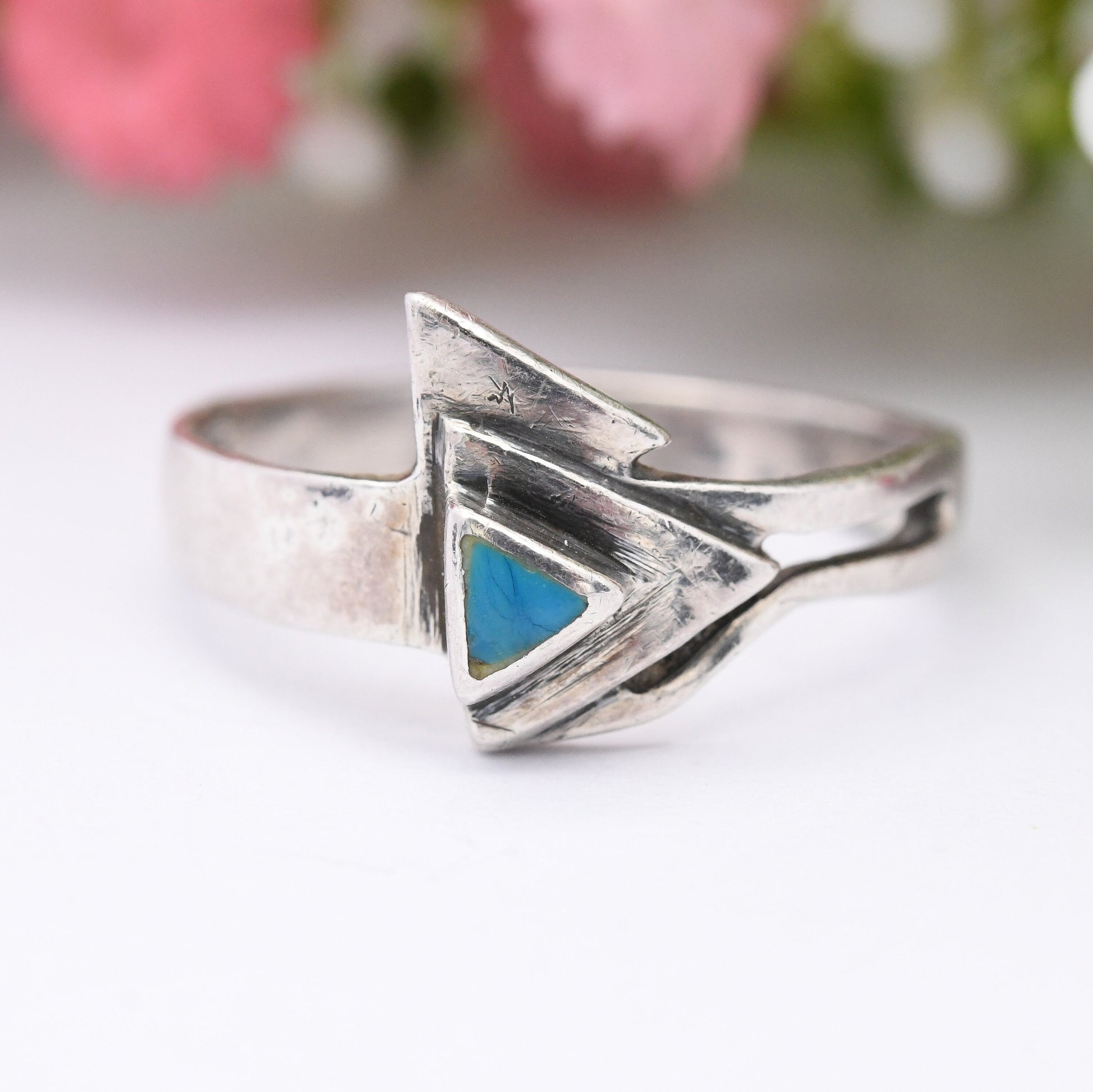 Vintage Sterling Silver Turquoise Ring with Triangle Design - Mid-Century Modernist Arrow Form | UK Size - R | US Size - 8 1/2