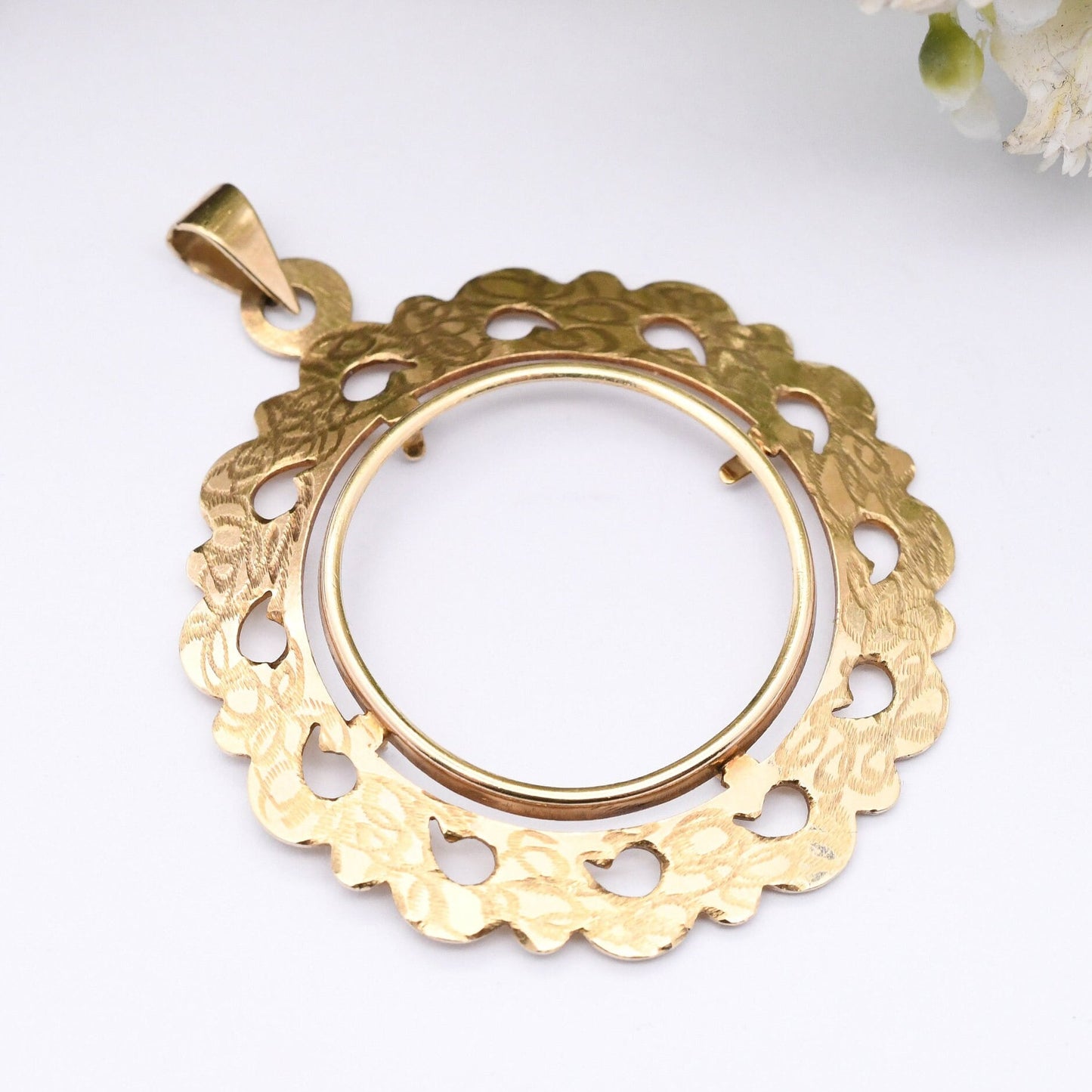 Vintage 9ct Gold Sovereign Pendant Mount 1977 - with Pretty Engraving | for Gold Coin | Charm Necklace