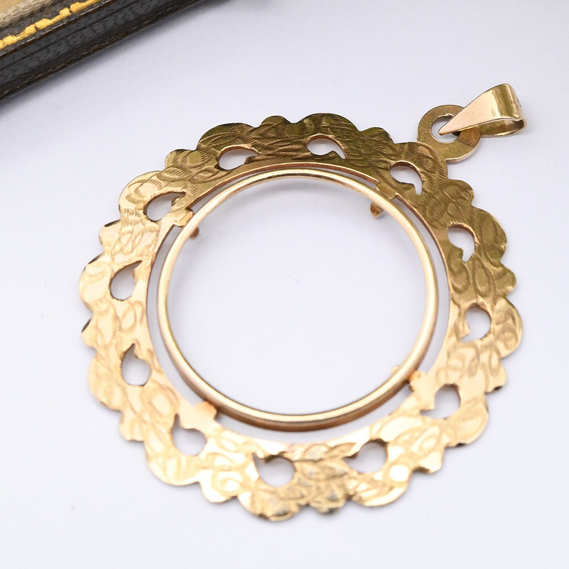 Vintage 9ct Gold Sovereign Pendant Mount 1977 - with Pretty Engraving | for Gold Coin | Charm Necklace