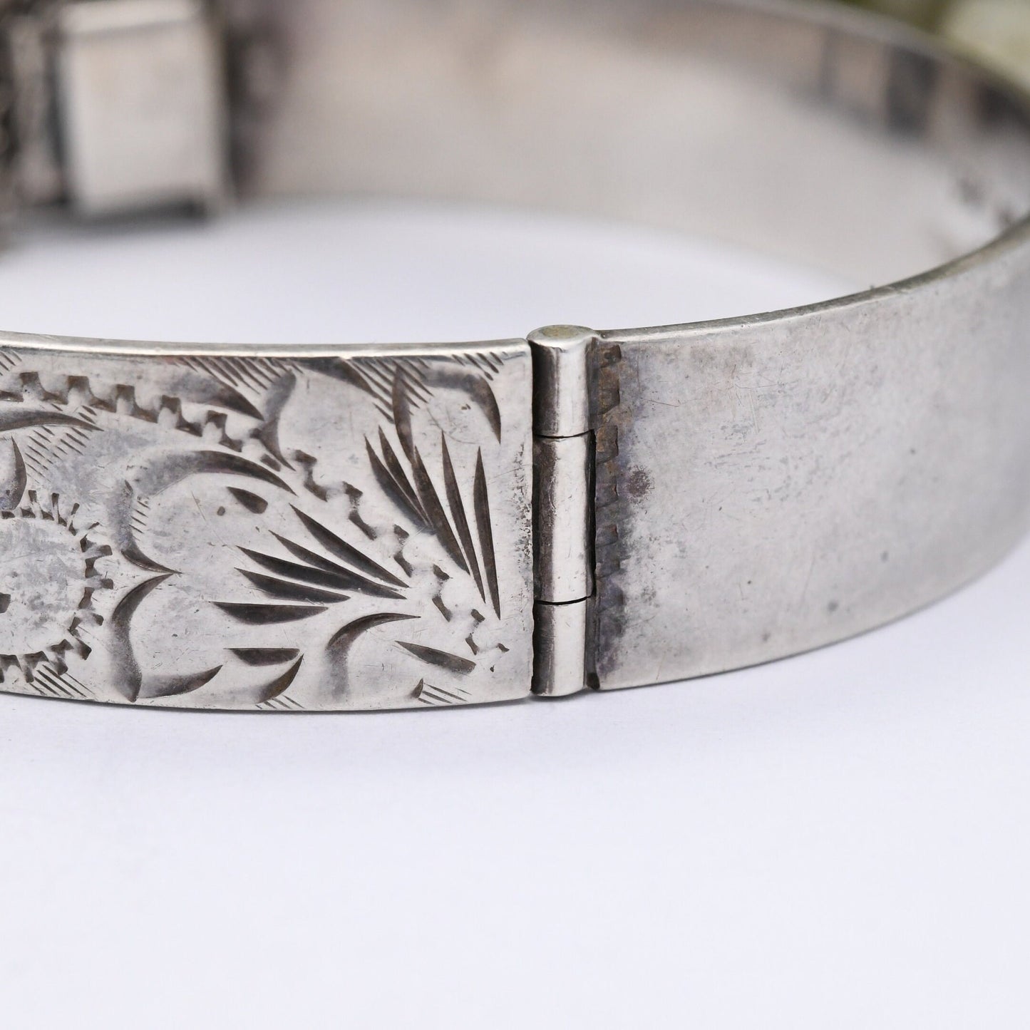 Vintage Sterling Silver Bangle Bracelet 1976 with Scrolling Design PM - Floral Chunky Silver Jewellery | with Safety Chain