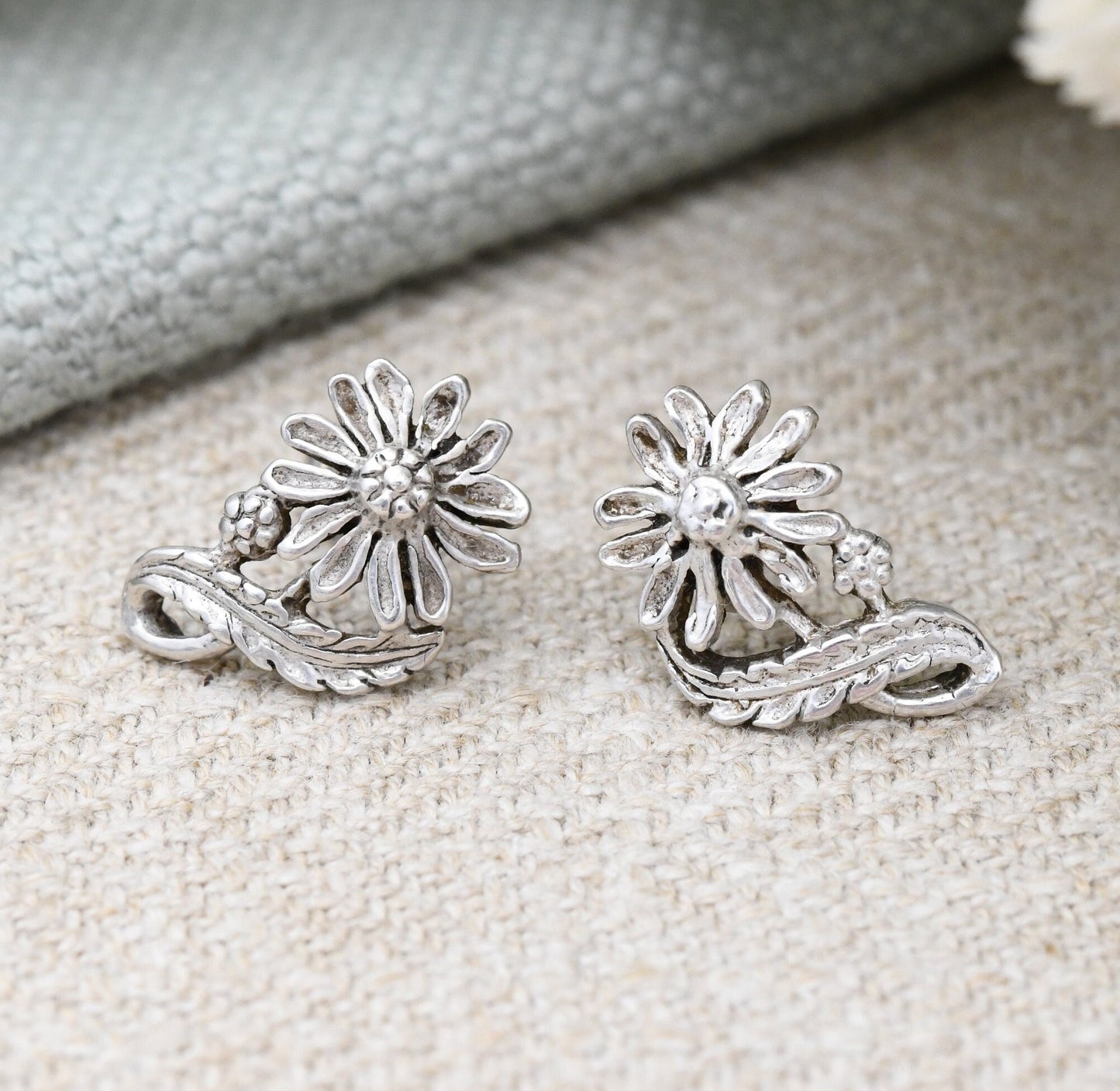 Vintage Sterling Silver Flower Stud Earrings - Detailed Floral Shape