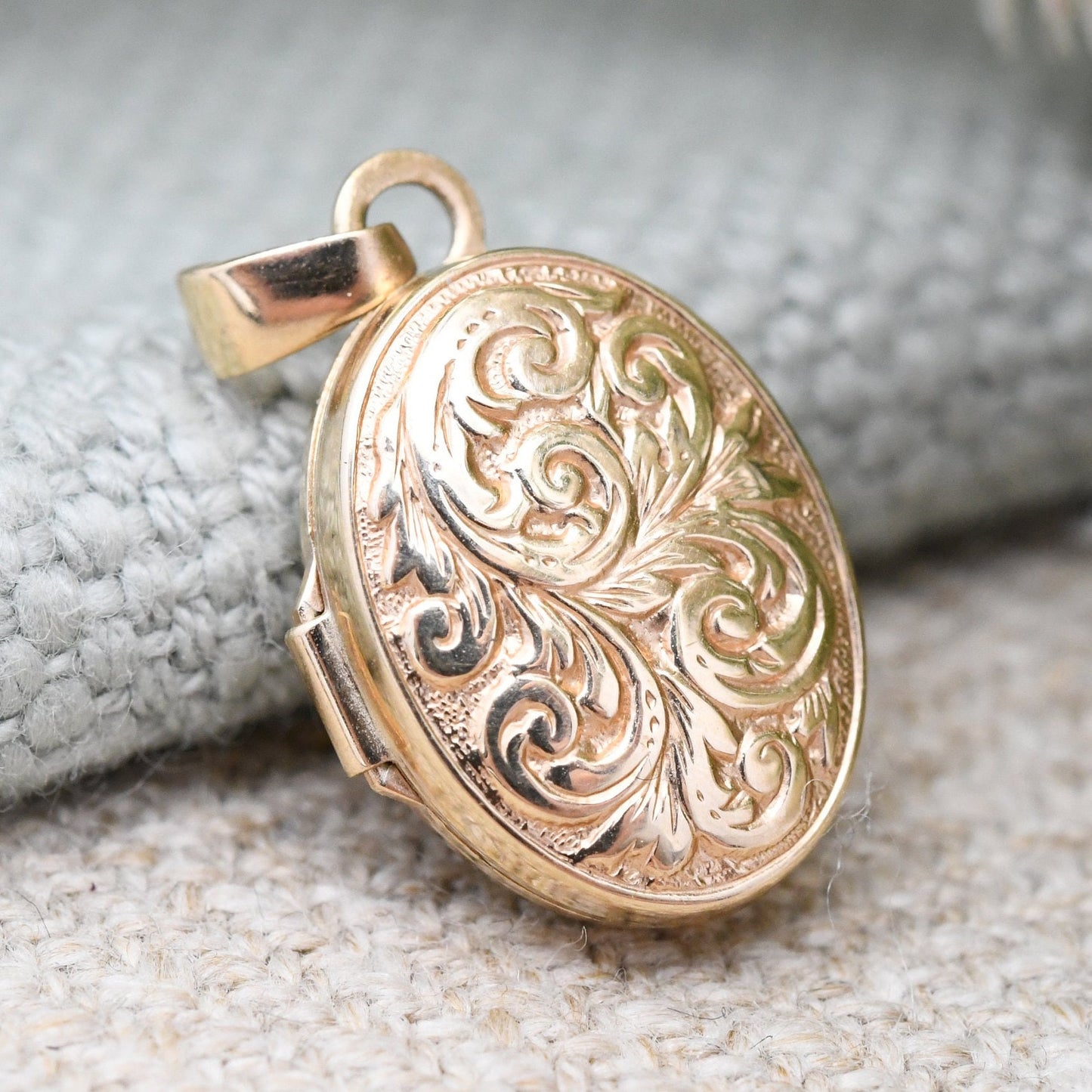 Vintage 9ct Gold Locket Pendant with Scrolling Feather and Leaf Design - Miniature Locket Charm Pendant