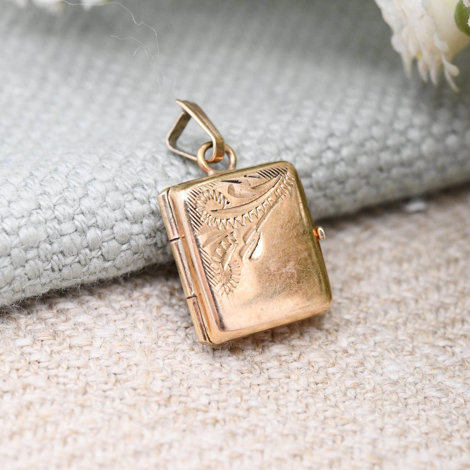 Vintage 9ct Gold Locket Pendant with Engraved Scrolling Design - Miniature Photo Frame Keepsake Charm Necklace