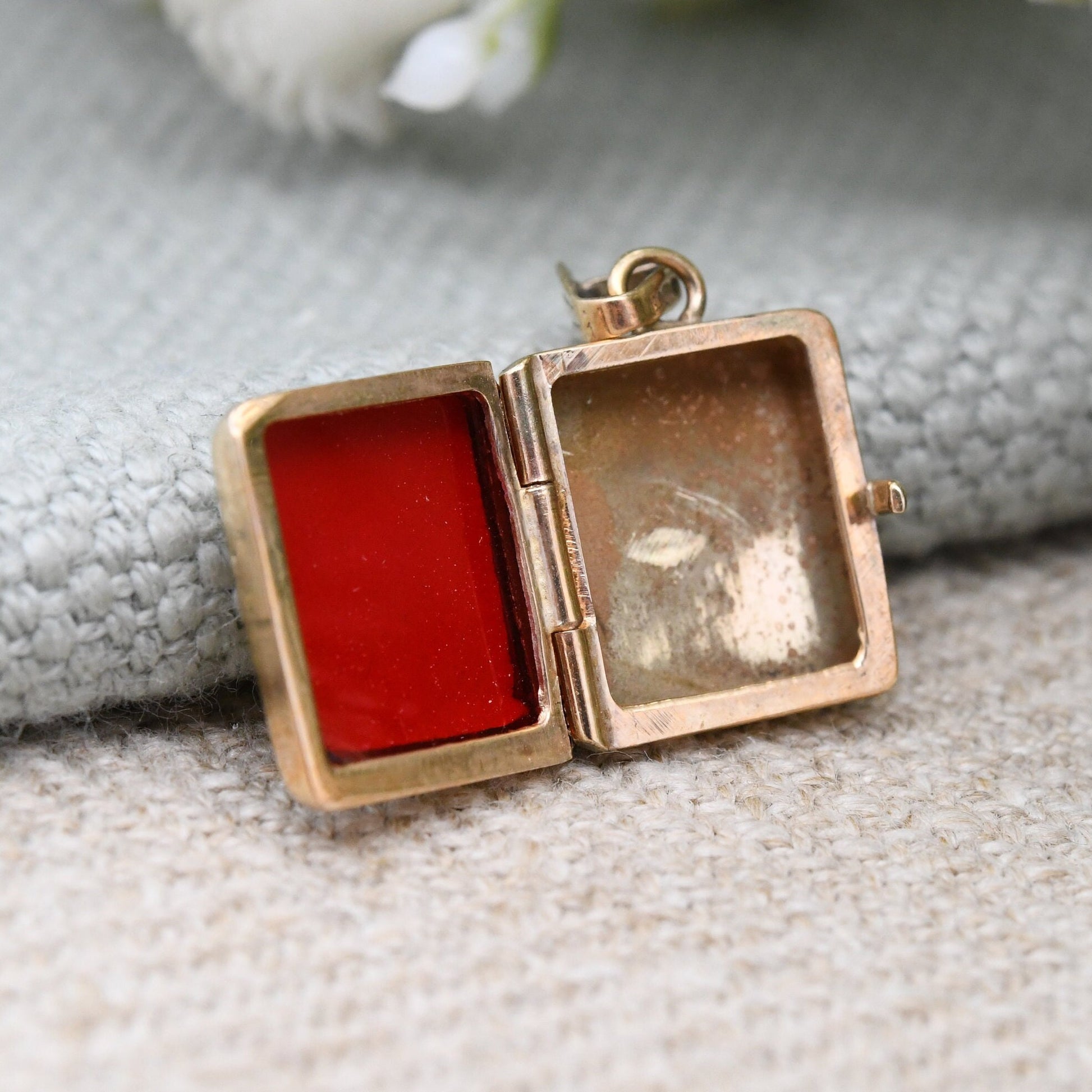 Vintage 9ct Gold Locket Pendant with Engraved Scrolling Design - Miniature Photo Frame Keepsake Charm Necklace