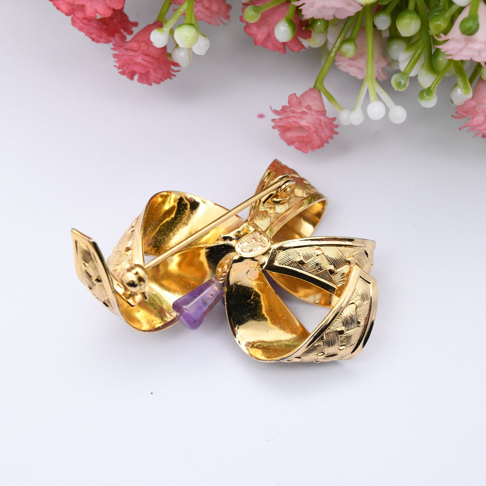 Vintage Grosse Ribbon Brooch with Amethyst Cluster 1968 German Designers - Textured Mid-Century Gold Plated