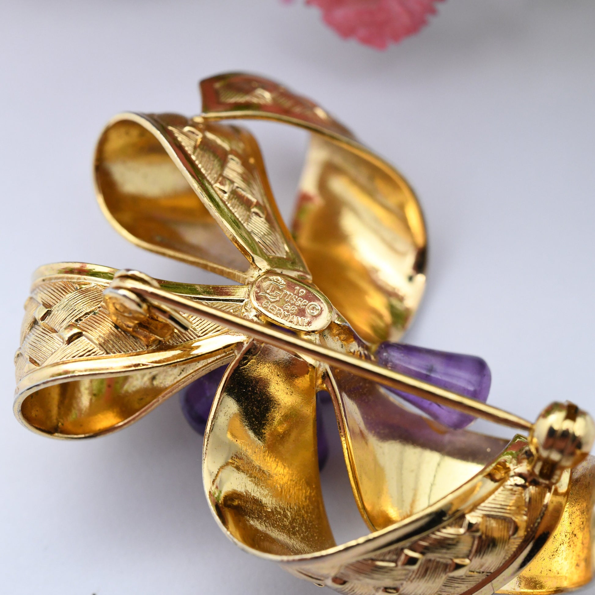 Vintage Grosse Ribbon Brooch with Amethyst Cluster 1968 German Designers - Textured Mid-Century Gold Plated