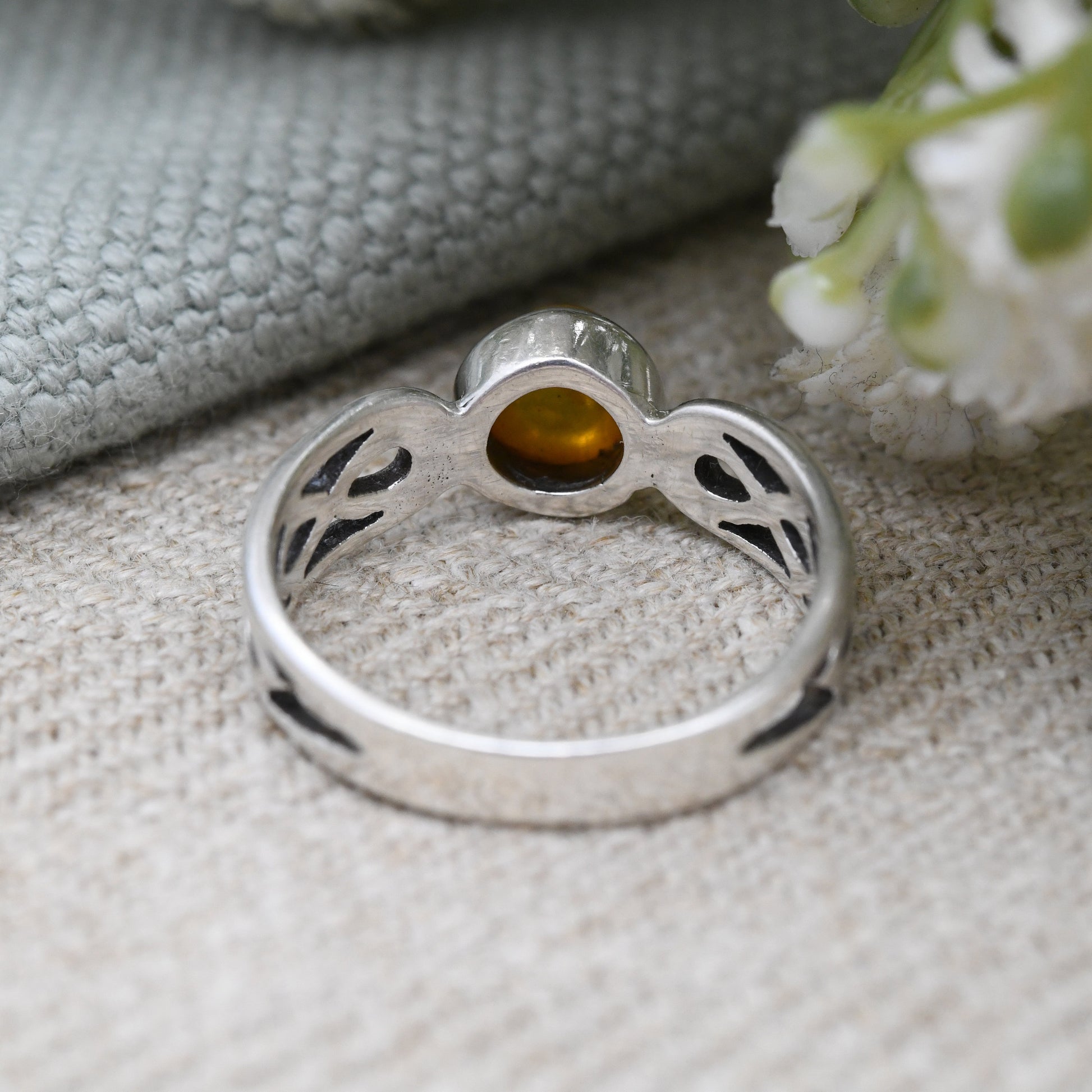 Vintage Sterling Silver Amber Ring with Celtic Knot Shoulders by Kit Heath 1990s - Pretty Twist Solitaire | UK Size - O | US Size - 7