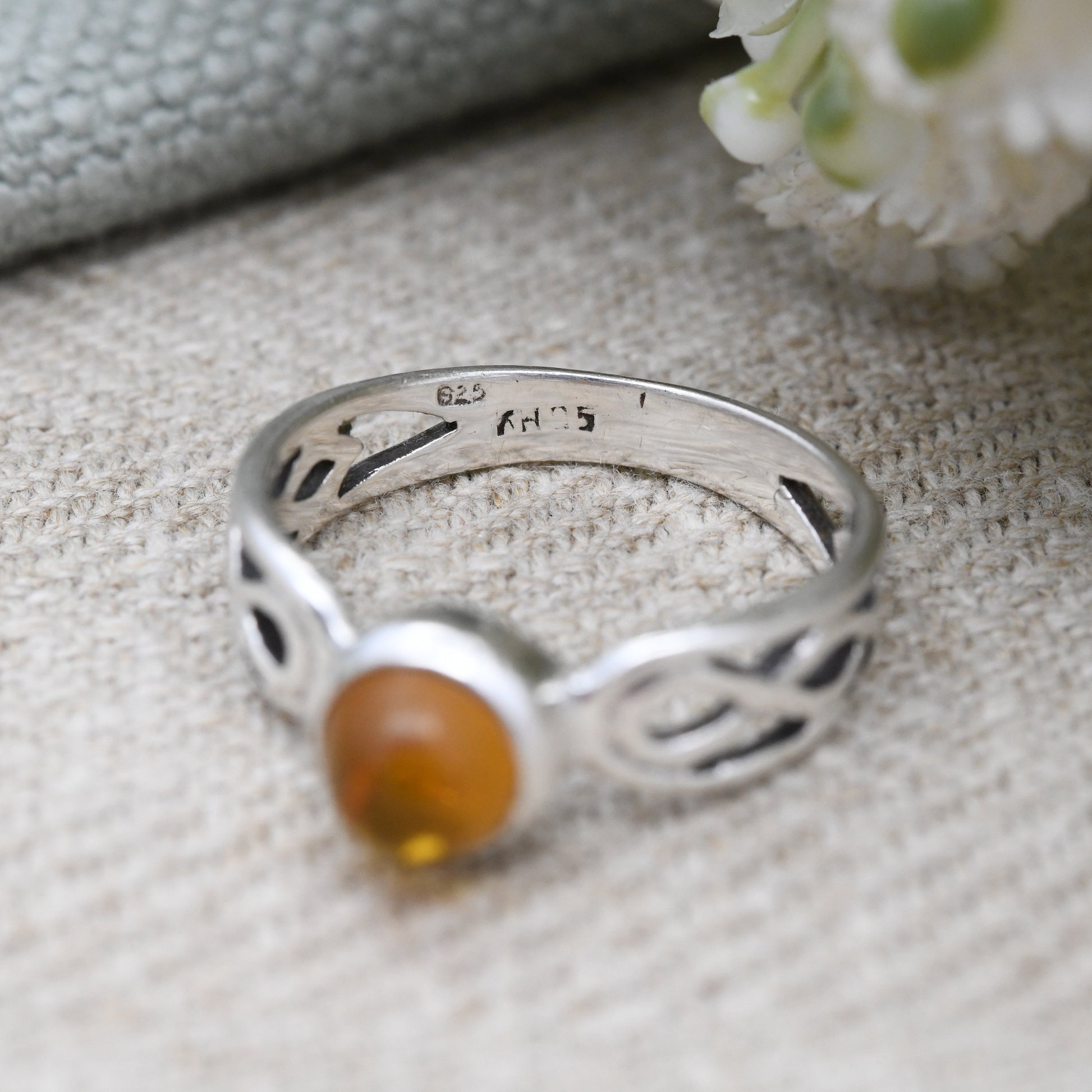 Vintage Sterling Silver Amber Ring with Celtic Knot Shoulders by Kit Heath 1990s - Pretty Twist Solitaire | UK Size - O | US Size - 7