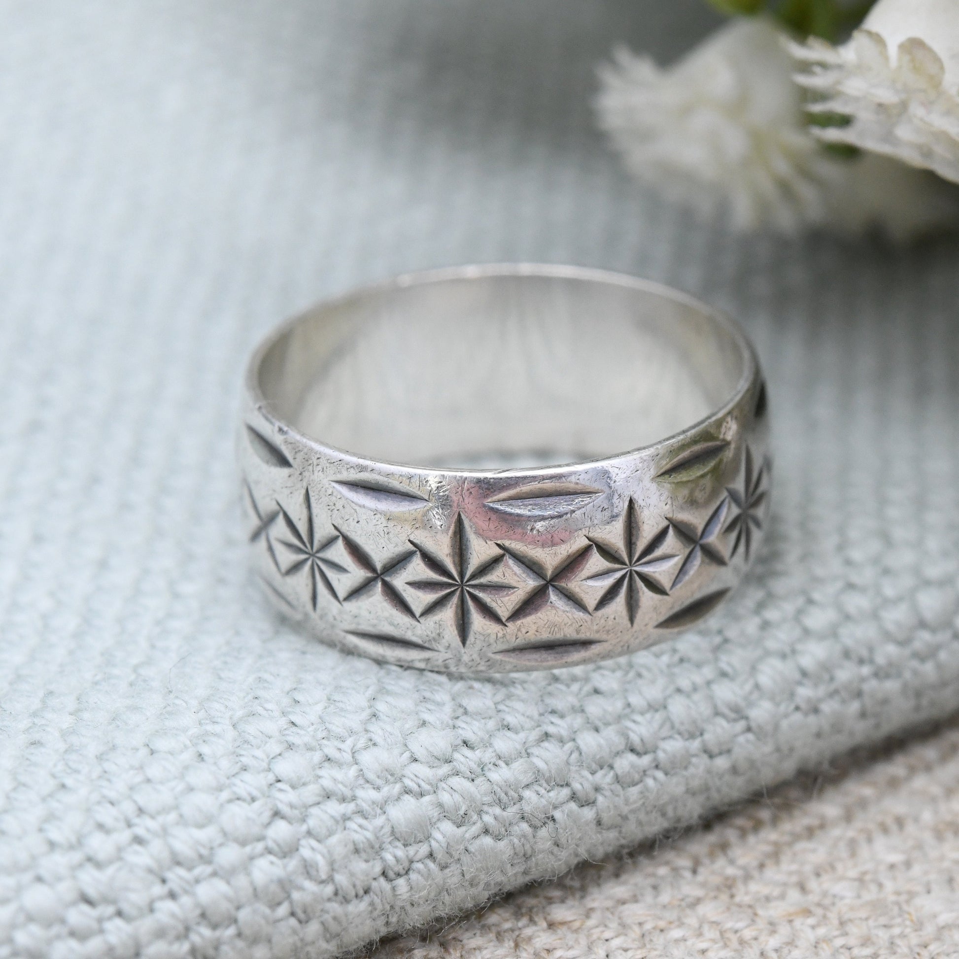 Vintage Sterling Silver Band Ring with Diamond Cut Star Design - Unisex Textured Silver | UK Size - P | US Size - 7 1/2