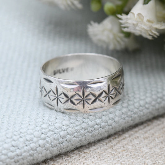 Vintage Sterling Silver Band Ring with Diamond Cut Star Design - Unisex Textured Silver | UK Size - P | US Size - 7 1/2