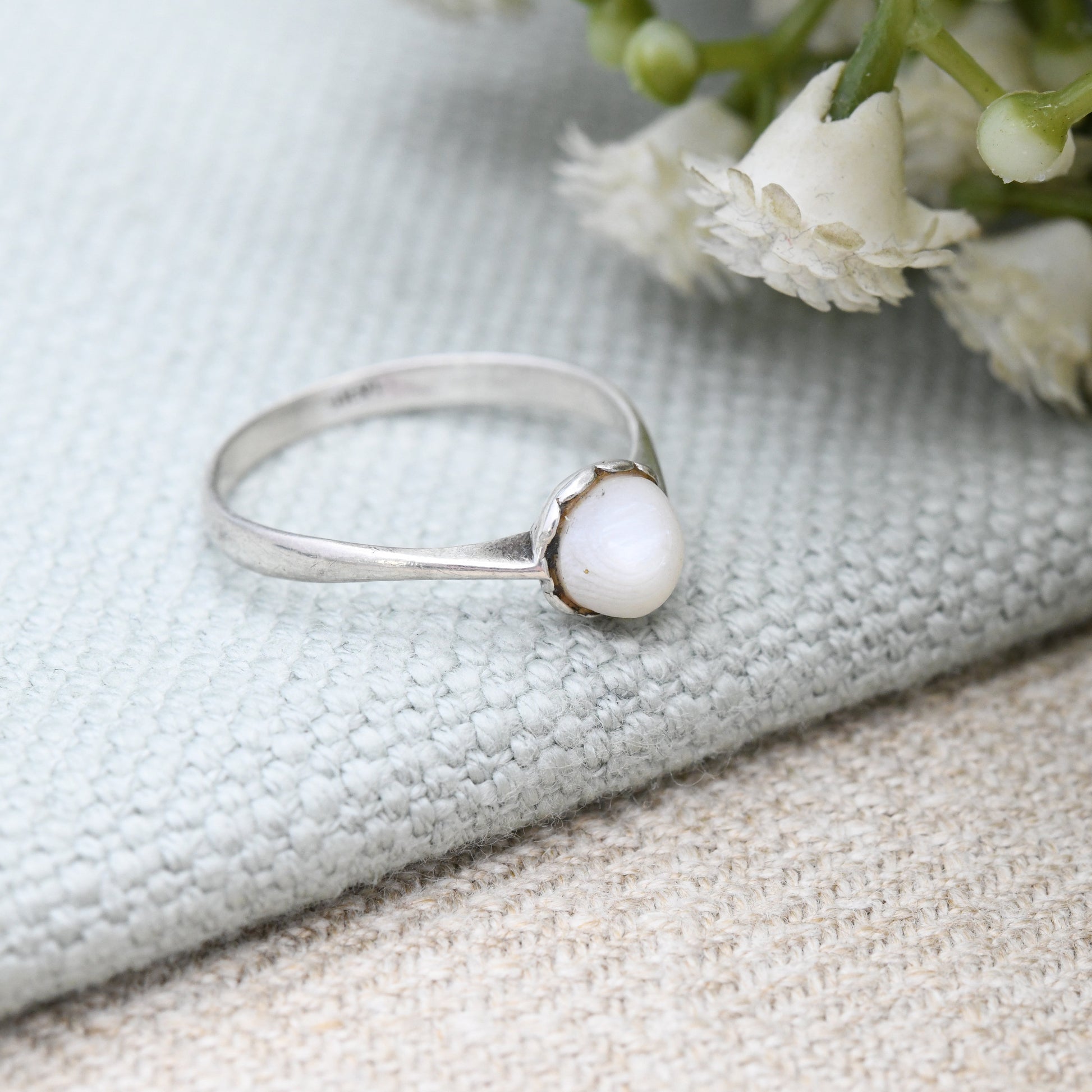 Vintage Sterling Silver Mother of Pearl Ring - Minimal Everyday Silver Jewellery | Pretty Gift Ring | UK Size - N | US Size - 6 3/4