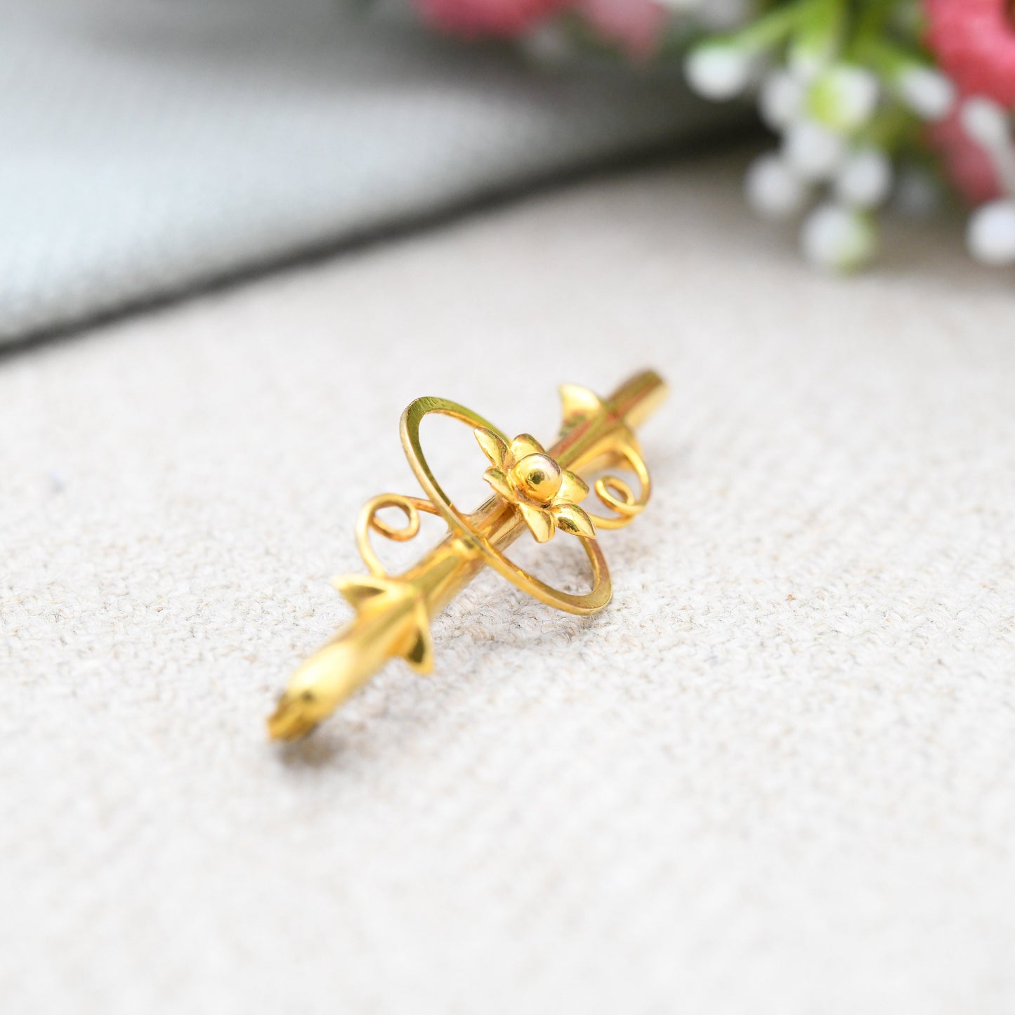 Antique 9ct Gold Brooch - Yellow Gold Flower | Pretty Floral Bar Brooch | Leaf Pin | Swirling Design