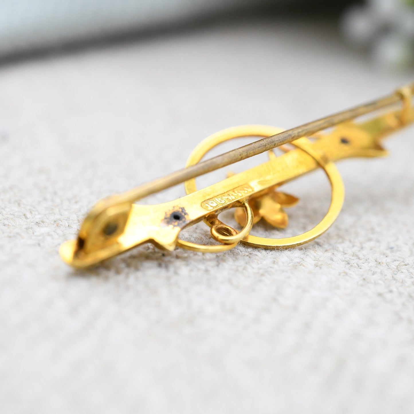 Antique 9ct Gold Brooch - Yellow Gold Flower | Pretty Floral Bar Brooch | Leaf Pin | Swirling Design