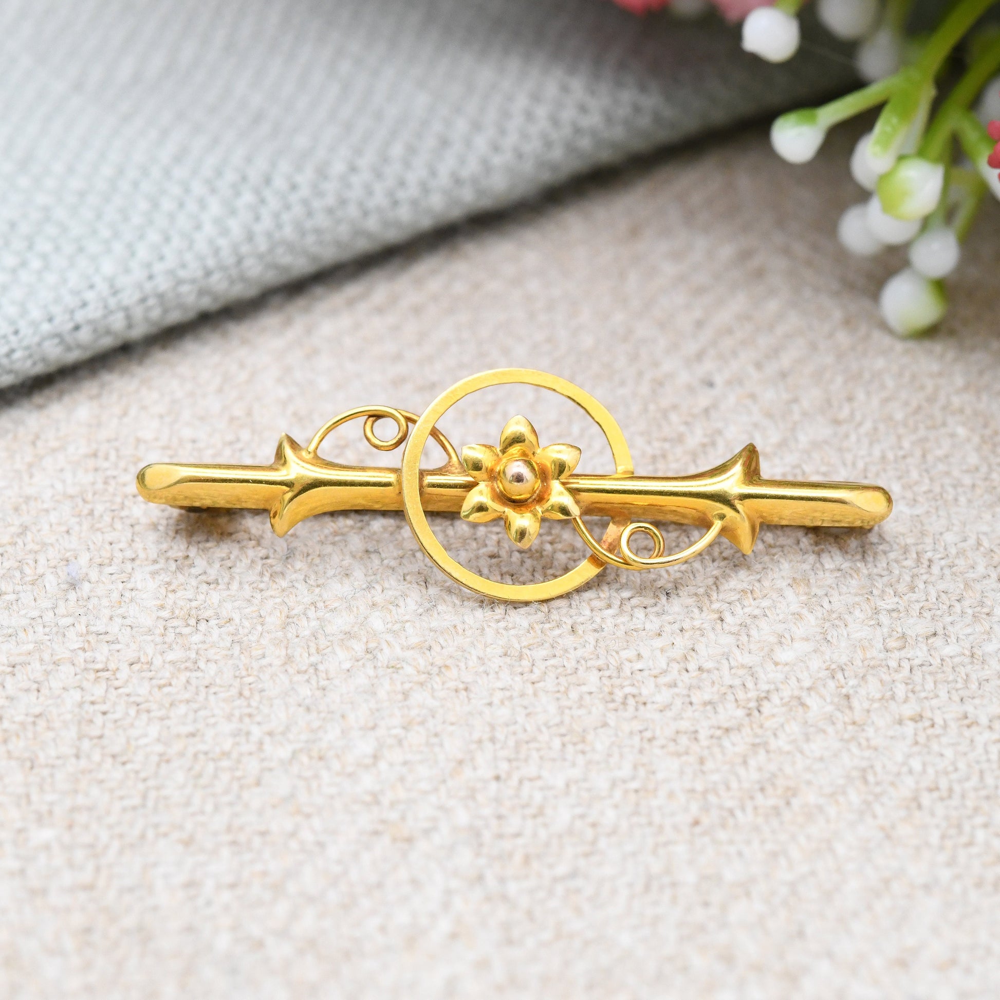 Antique 9ct Gold Brooch - Yellow Gold Flower | Pretty Floral Bar Brooch | Leaf Pin | Swirling Design