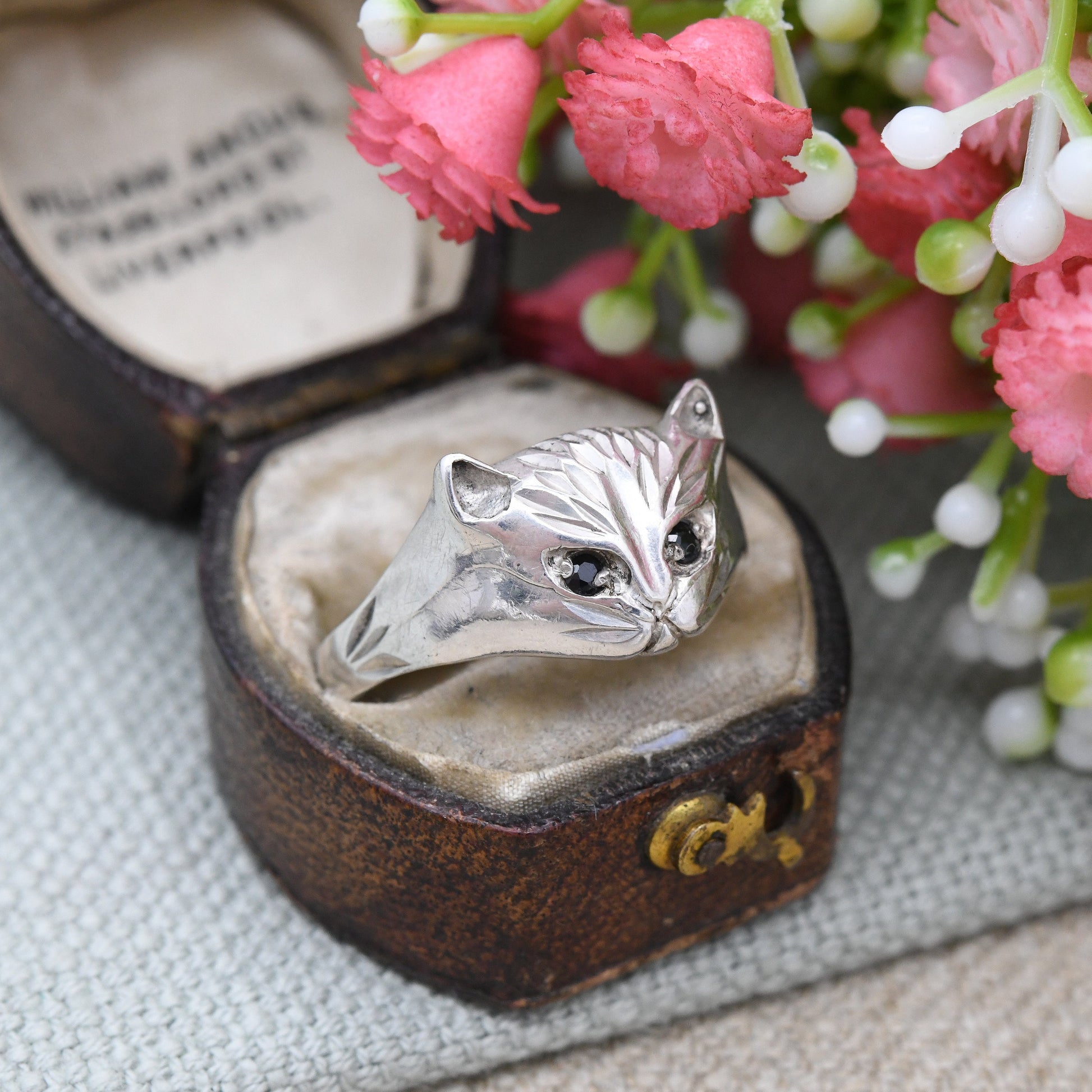 Vintage Sterling Silver Cat Face Ring Sapphire Eyes - Novelty Textured Animal Jewellery Cute Gift | Size UK Size - U 1/2 | US Size - 10 1/4