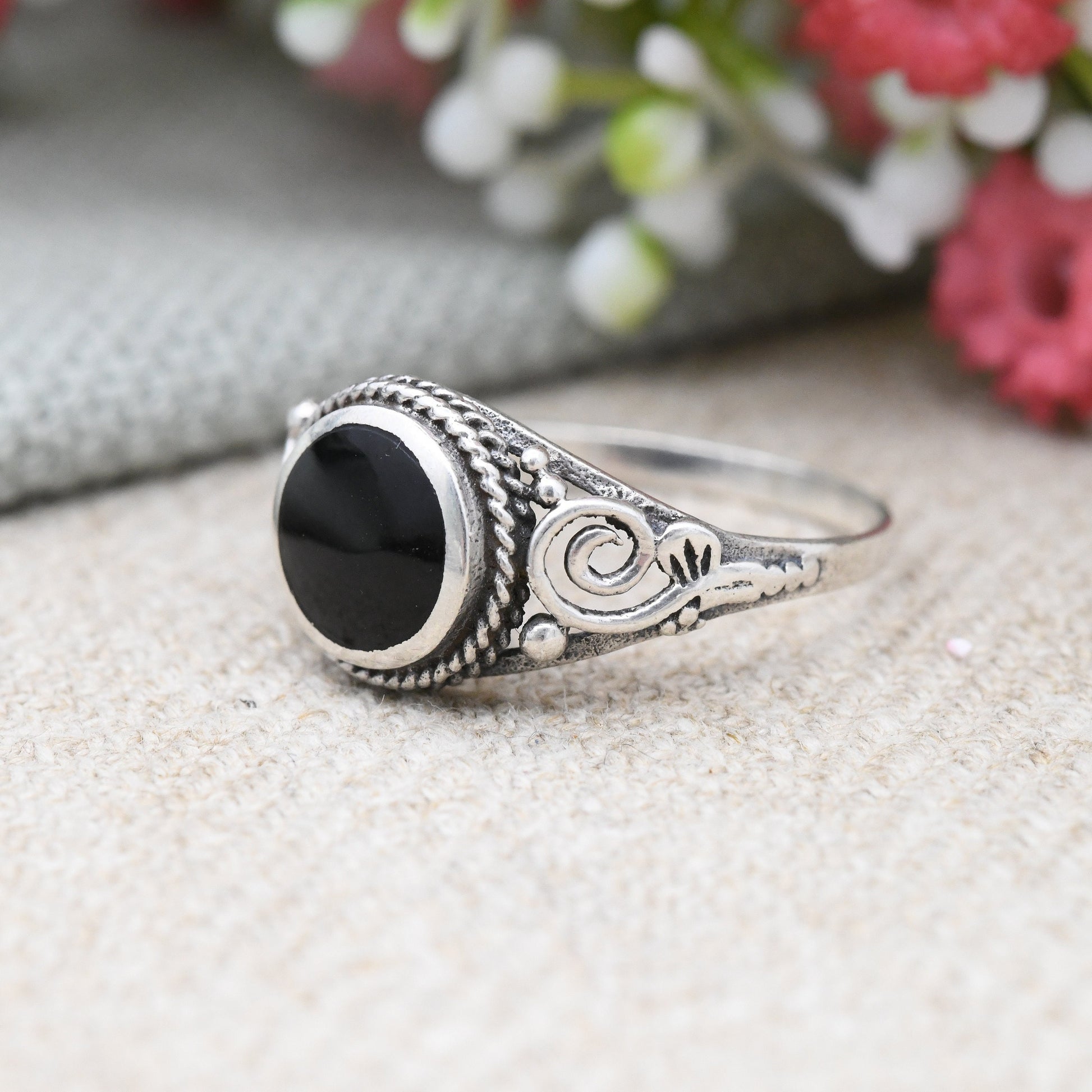 Vintage Sterling Silver Onyx Ring with Floral Leaf Shoulders - Black Gemstone Jewellery | Openwork Design | UK Size - P | US Size - 7 3/4