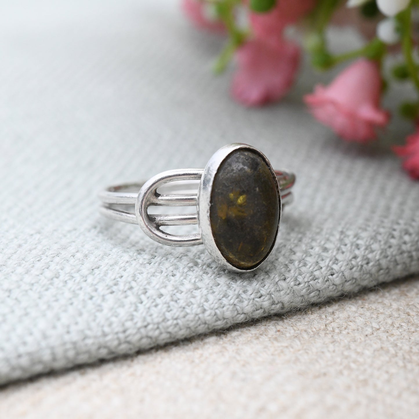 Vintage Sterling Silver Green Amber Ring - Quirky Double Band Cabochon Oval Stone Ring | UK Size - O | US Size - 7 1/4