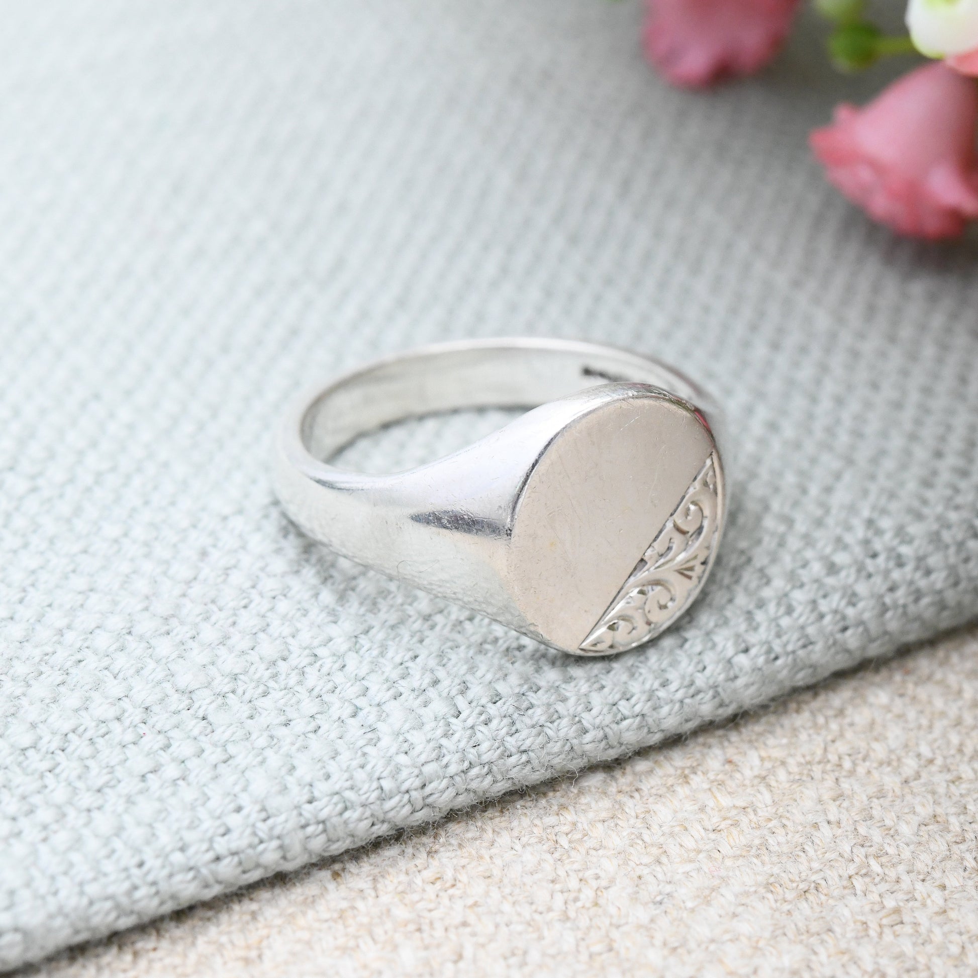 Vintage Sterling Silver Signet Ring with Engraved Scrolling Design - Large Chunky Unisex Everyday Silver | UK Size - S 1/2 | US Size - 9 1/4