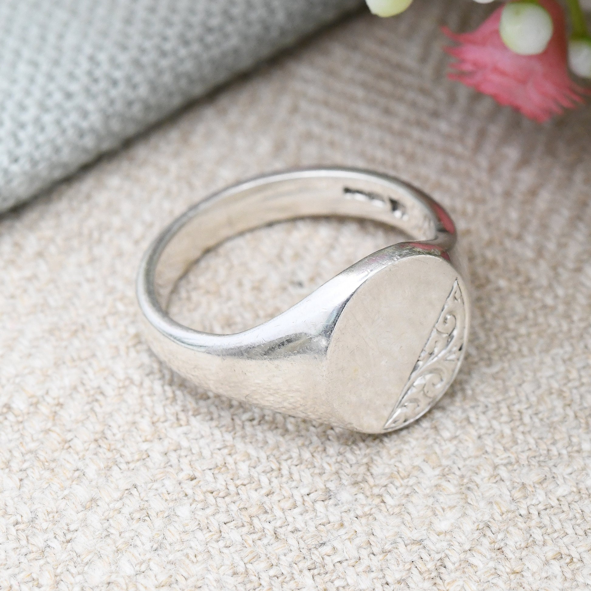 Vintage Sterling Silver Signet Ring with Engraved Scrolling Design - Large Chunky Unisex Everyday Silver | UK Size - S 1/2 | US Size - 9 1/4