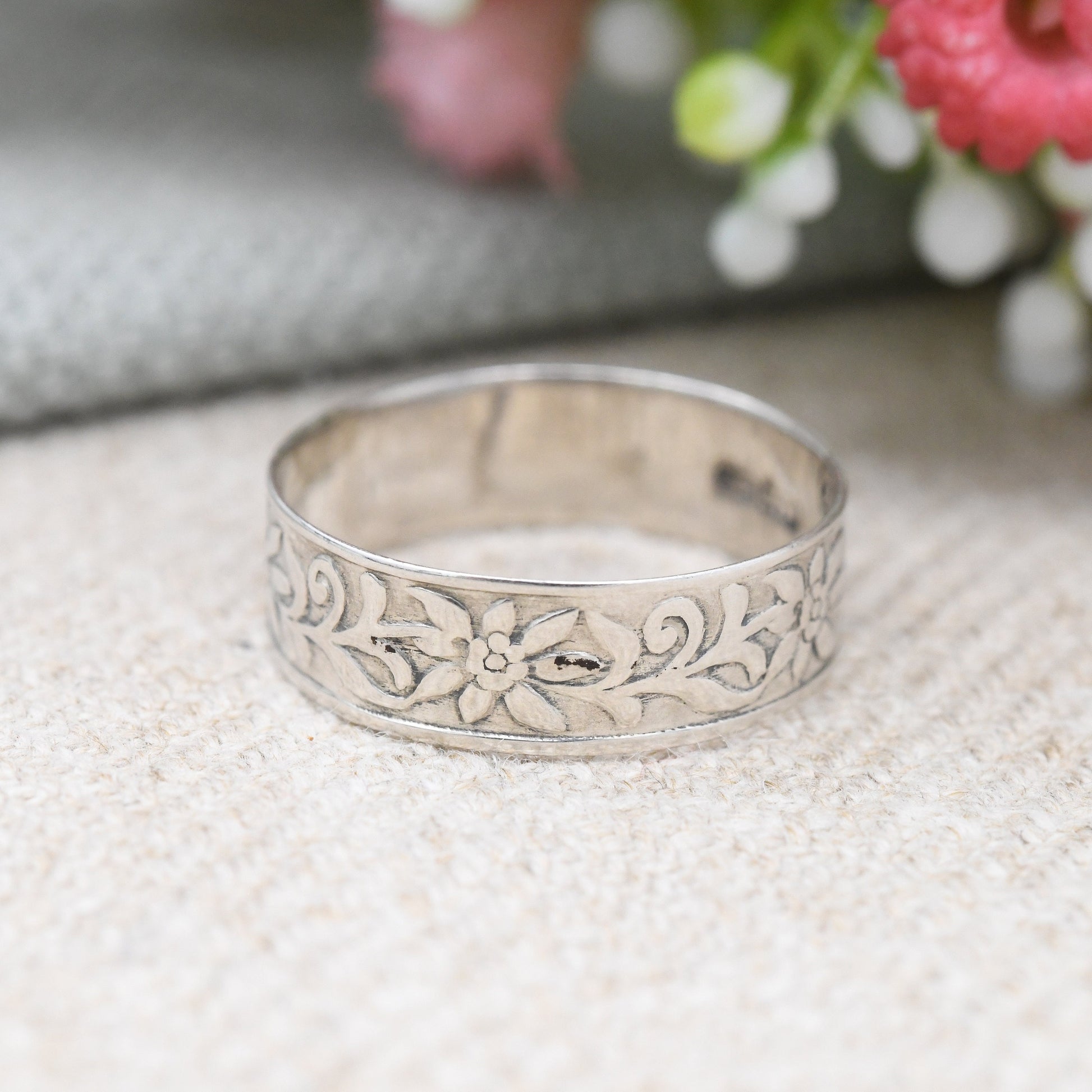 Vintage European Silver Flower Band Ring - Pretty Floral Design Textured Silver | UK Size - N | US Size - 6 3/4