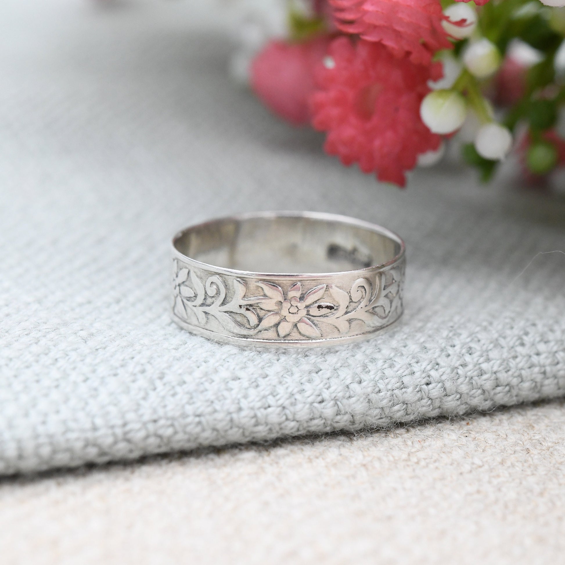 Vintage European Silver Flower Band Ring - Pretty Floral Design Textured Silver | UK Size - N | US Size - 6 3/4