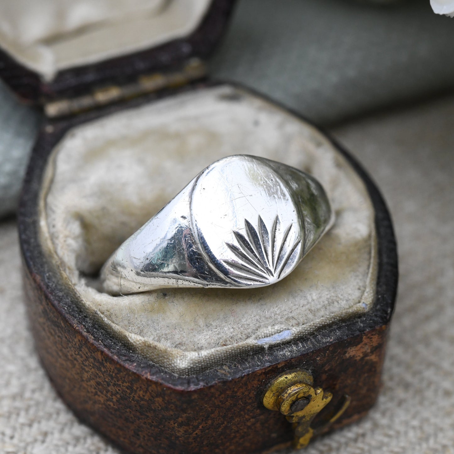 Vintage Sterling Silver Signet Ring with Minimal Diamond Cut Leaf Design - Unisex Everyday Silver | UK Size - M 1/2 | US Size - 6 1/2