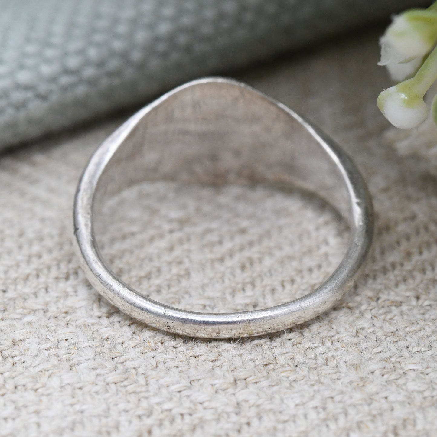 Vintage Sterling Silver Signet Ring with Minimal Diamond Cut Leaf Design - Unisex Everyday Silver | UK Size - M 1/2 | US Size - 6 1/2